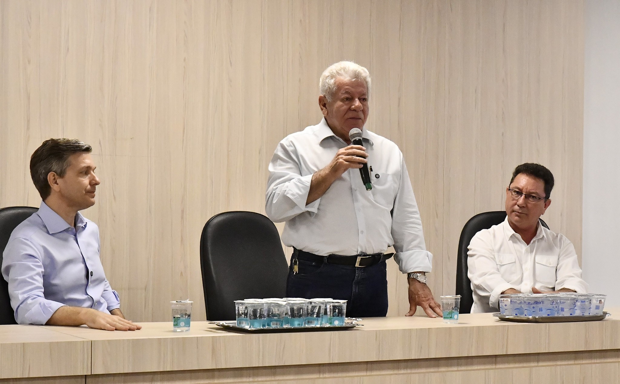 Prefeito entrega alvará para primeira unidade do Max Atacadista em Umuarama