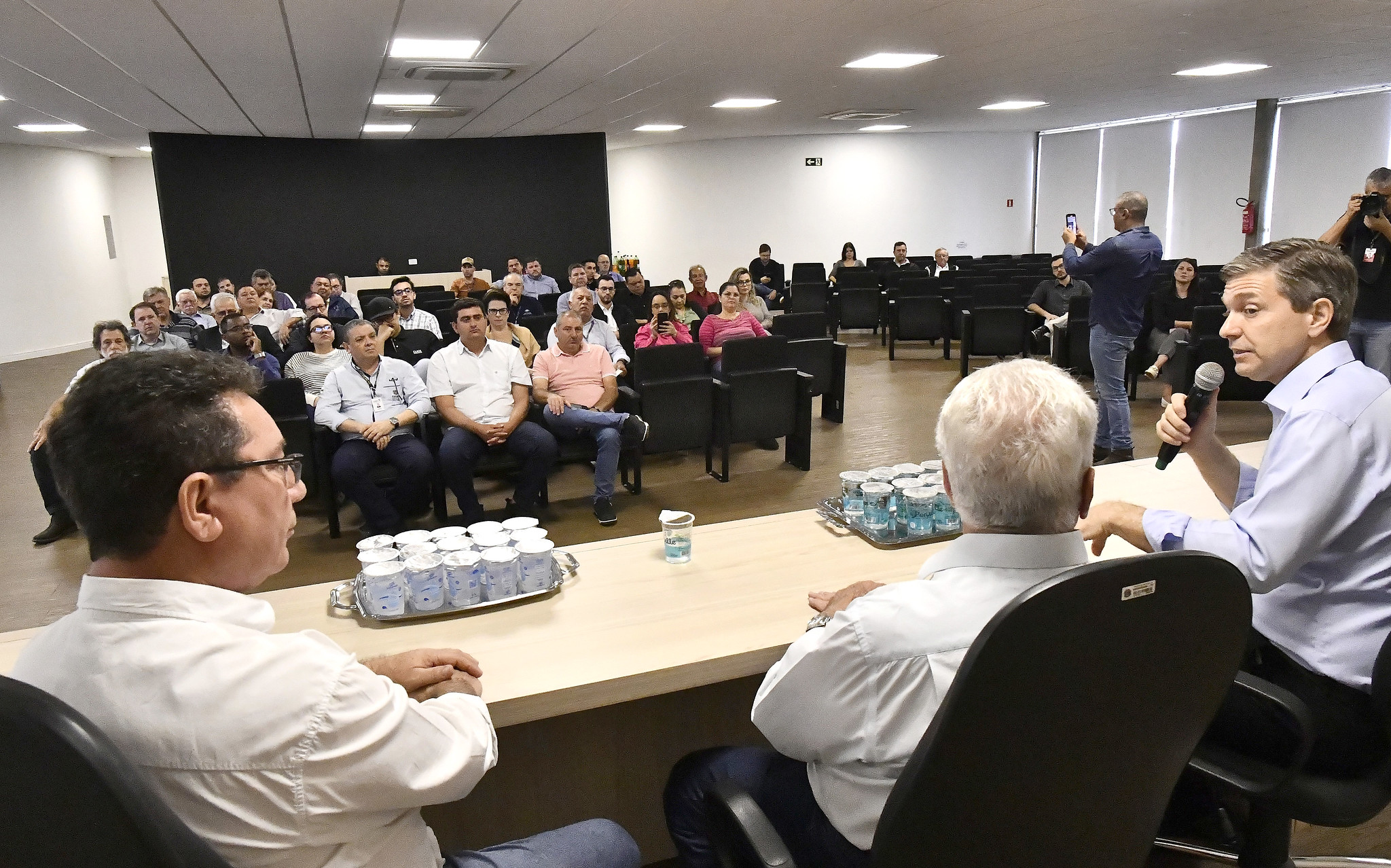 Jornal Ilustrado - Prefeito entrega alvará para primeira unidade do Max Atacadista em Umuarama
