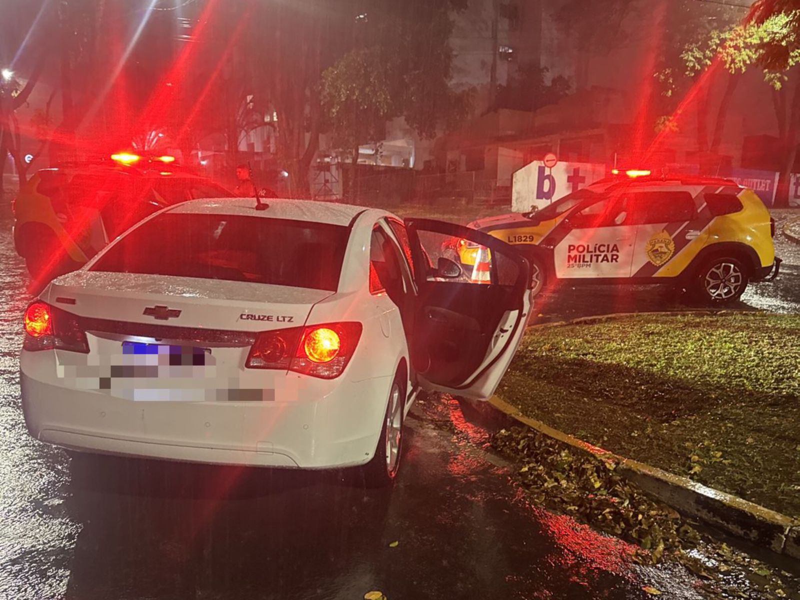 Motorista embriagado e passageiro são presos após tumulto, fuga e resistência em Umuarama