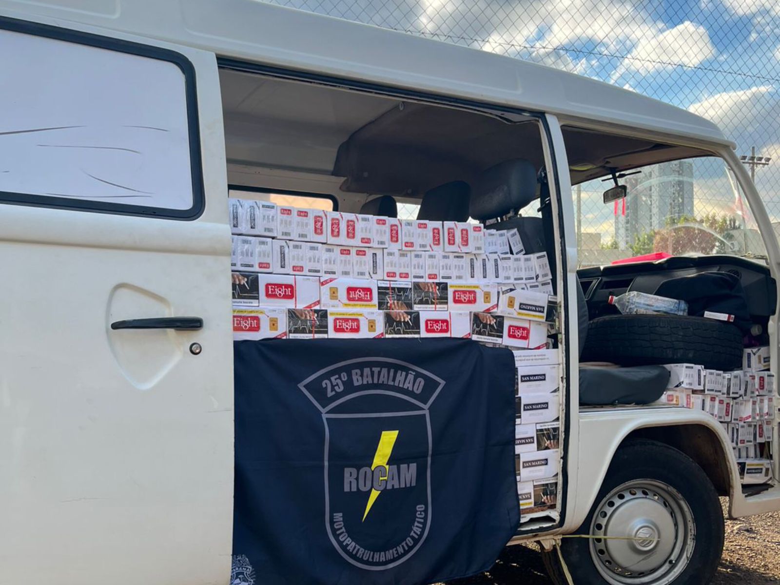 Jornal Ilustrado - Homem é preso com 35 caixas de cigarros contrabandeados após perseguição na PR-323, em Lovat