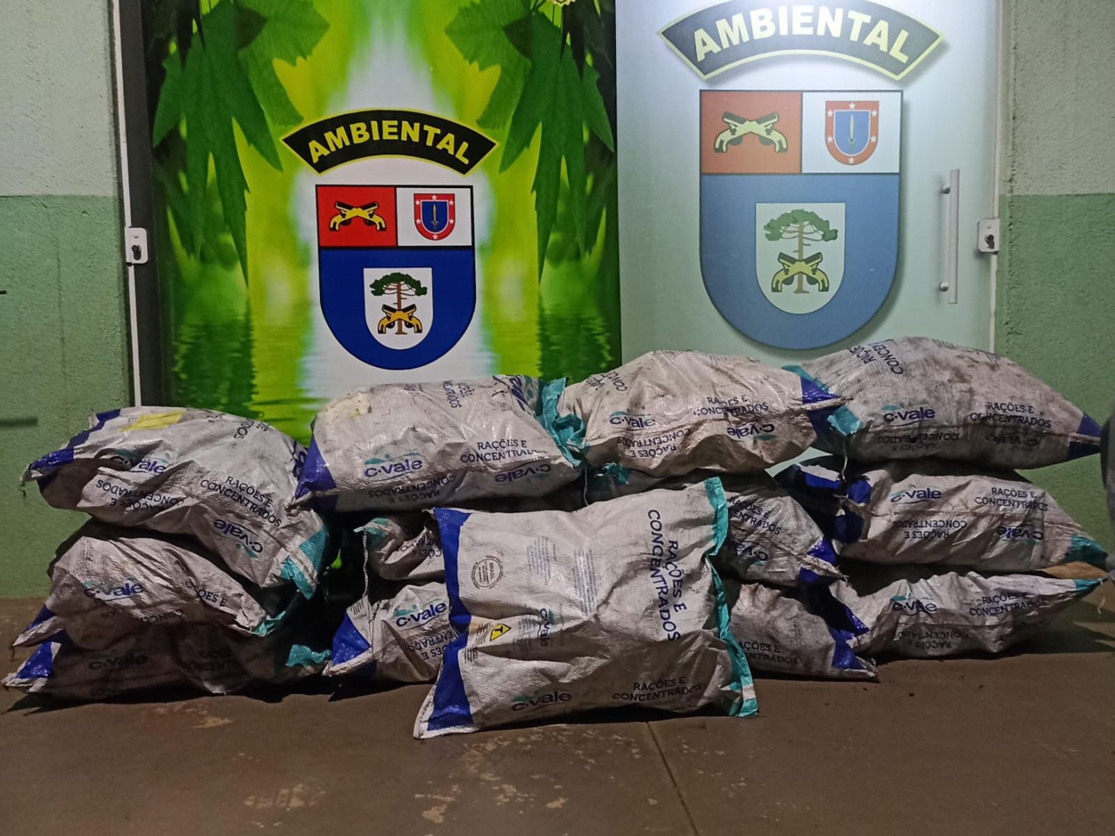 Jornal Ilustrado - Polícia Ambiental apreende mais de 130 kg de carvão vegetal de origem suspeita em Mariluz
