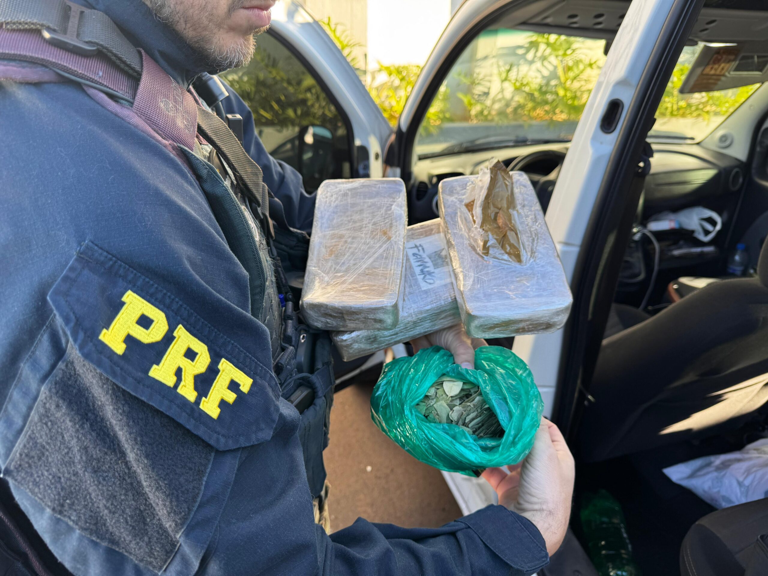 Jornal Ilustrado - PRF apreende pasta base de cocaína e folhas de coca em rodovia de Umuarama