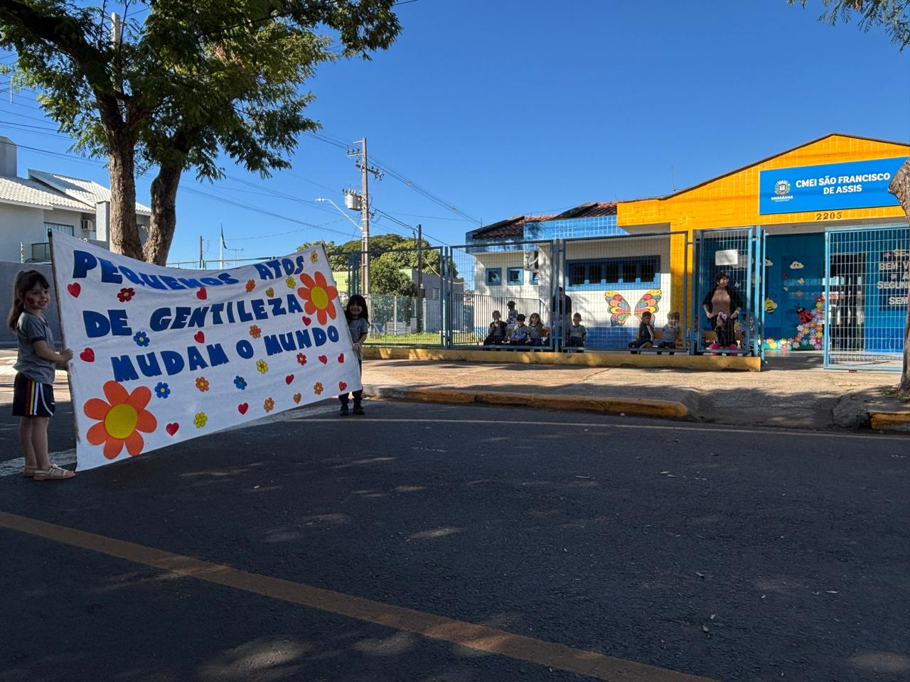 Alunos fazem ‘parada da gentileza’ e sensibilizam  umuaramenses