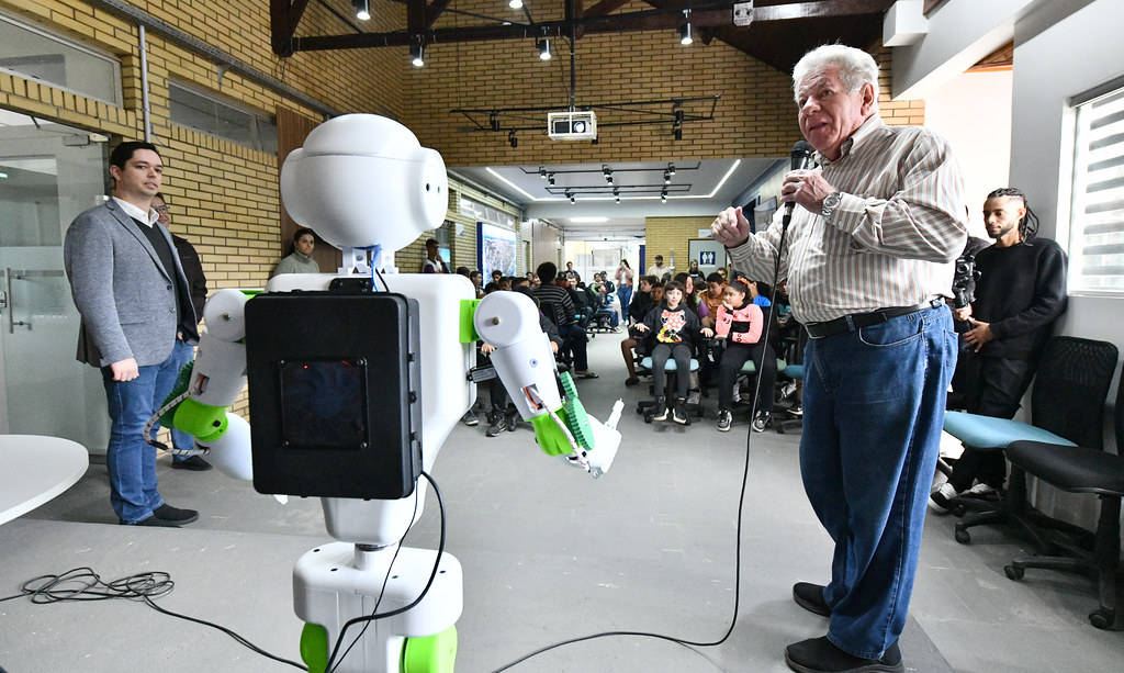 Visita do robô Zag encanta crianças e adultos no TechnoPark