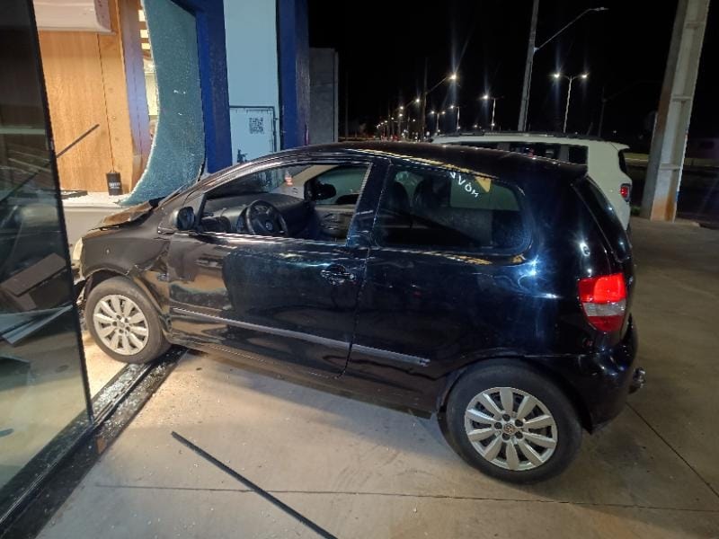 Condutora perde o controle e colide com fábrica de móveis em Umuarama