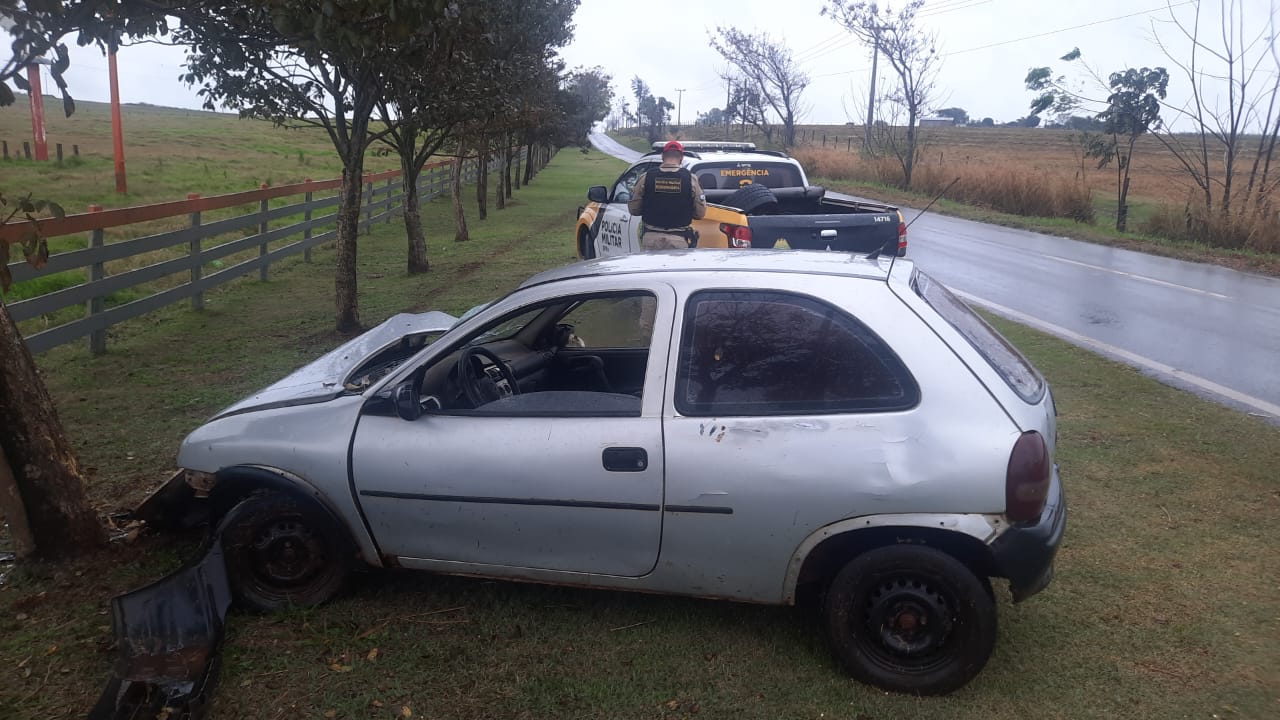 Condutor fica ferido após colidir contra árvore na PR-467, em Umuarama