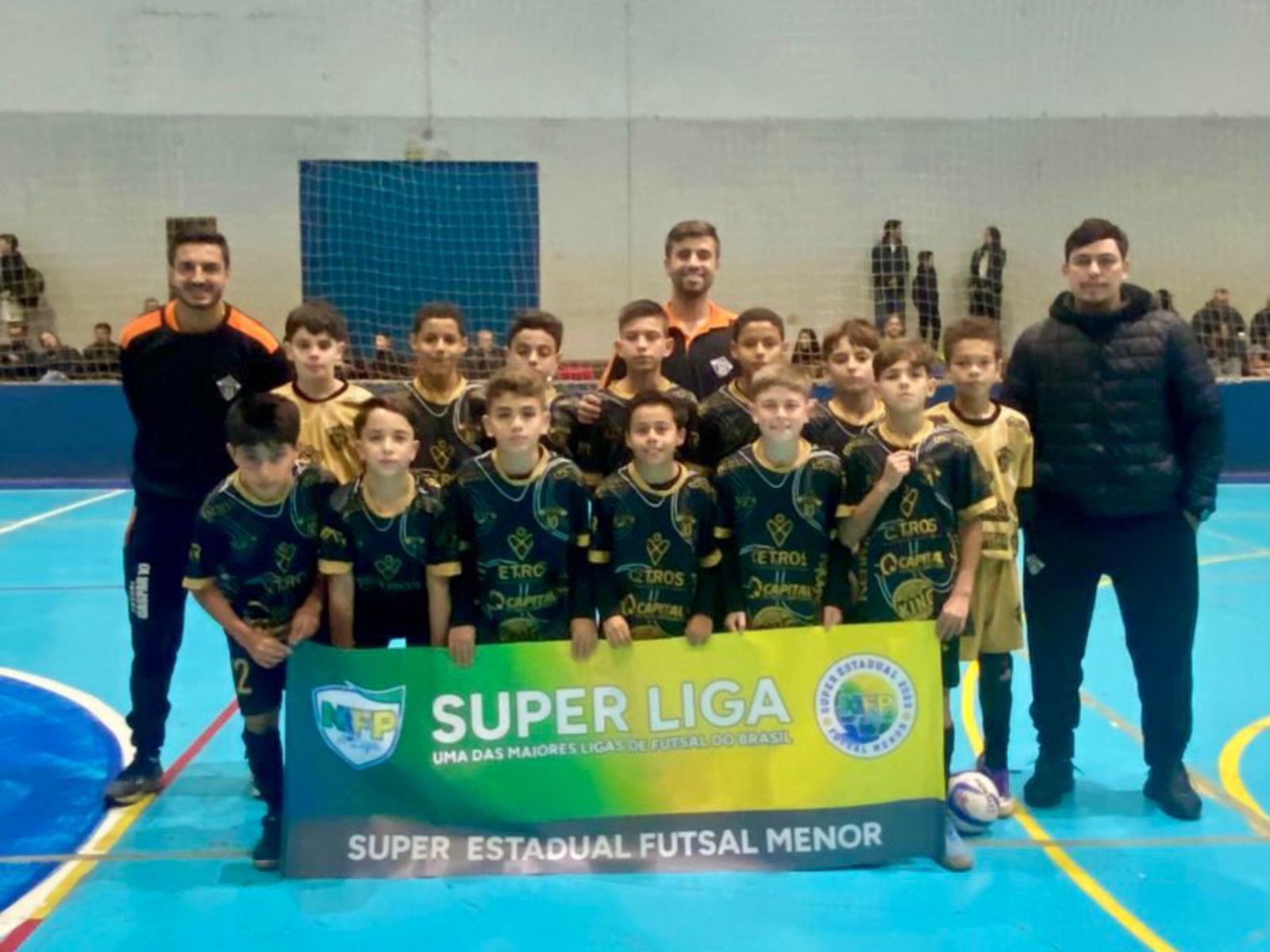 Jornal Ilustrado - Futsal Camisa 10 garante liderança geral e segue forte rumo à fase final no Paranaense Sub-11
