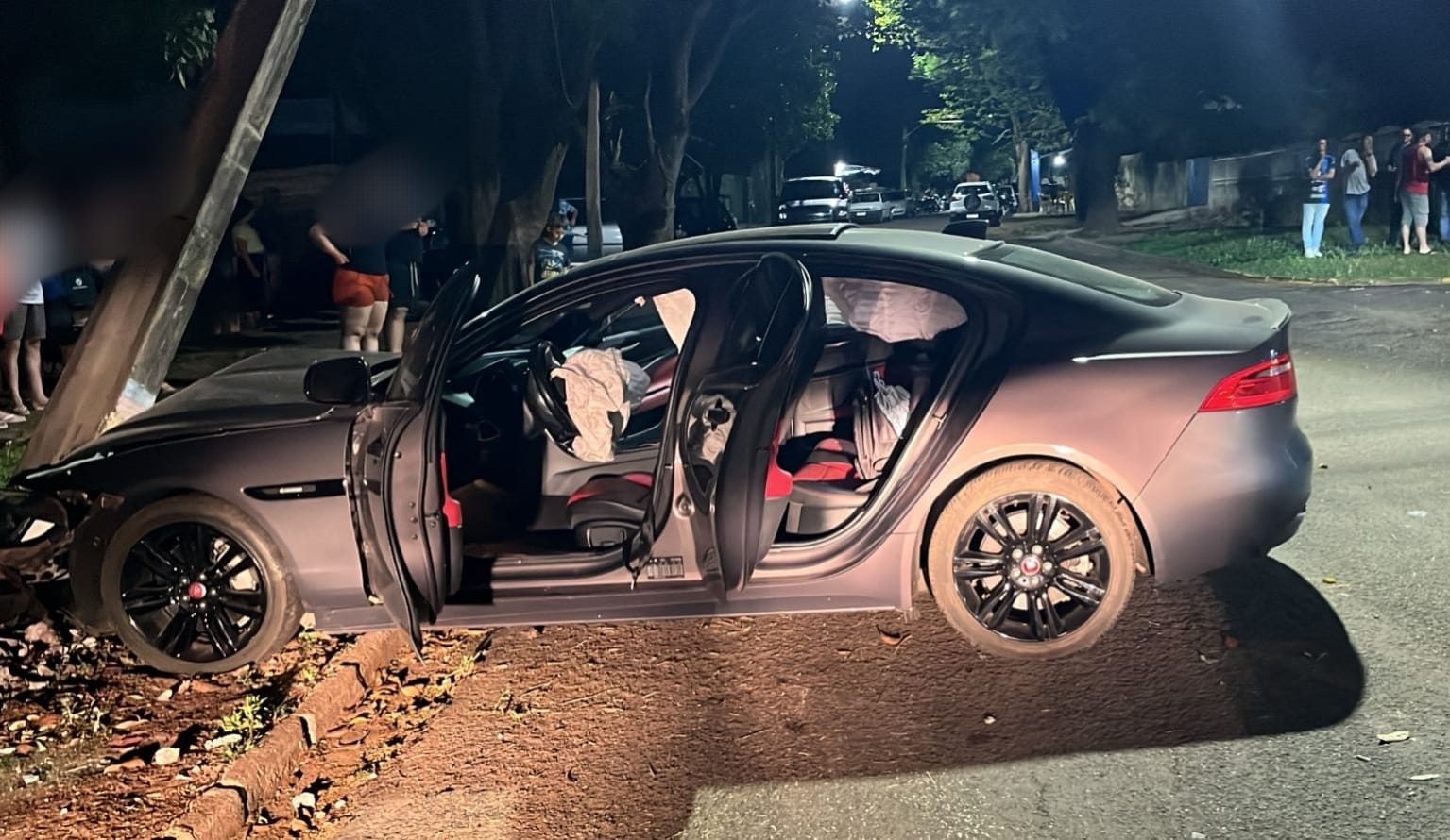 Roubo de veículo de luxo termina em acidente na Zona II de Umuarama