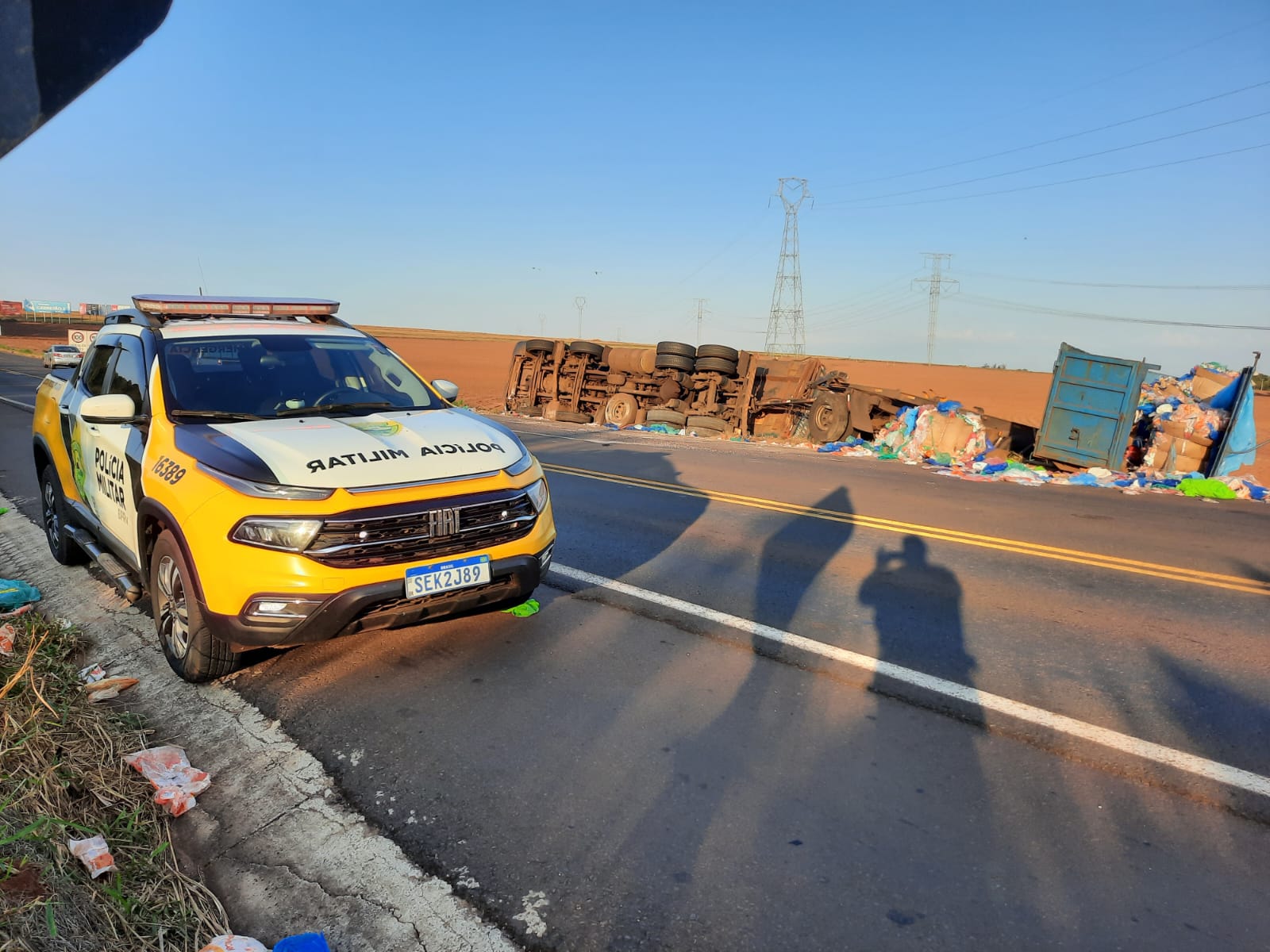 Caminhão carregado com lixo tomba na PR-323 e carga espalhada provoca acidente