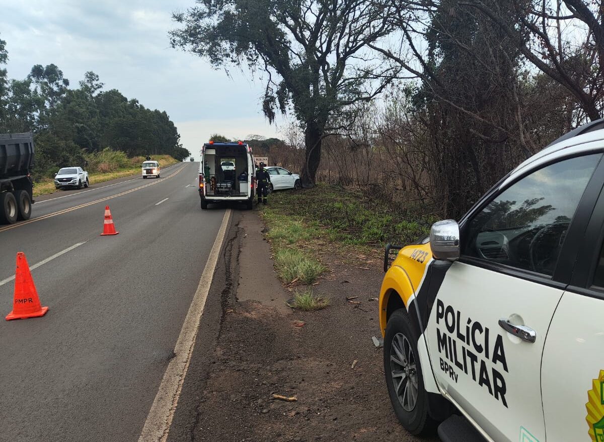 Motorista fica ferido após perder controle e bater contra árvore na PR-323 