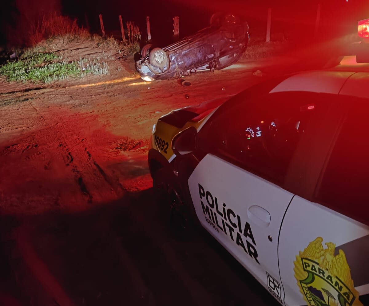 Carro capota e deixa duas pessoas feridas na PR-489, em Xambrê