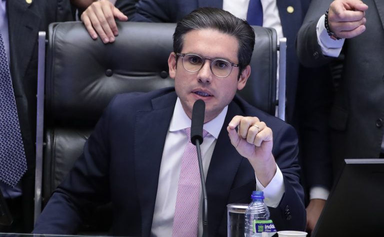 Após obstrução de Plenário, Hugo Motta abre sessão e pede respeito