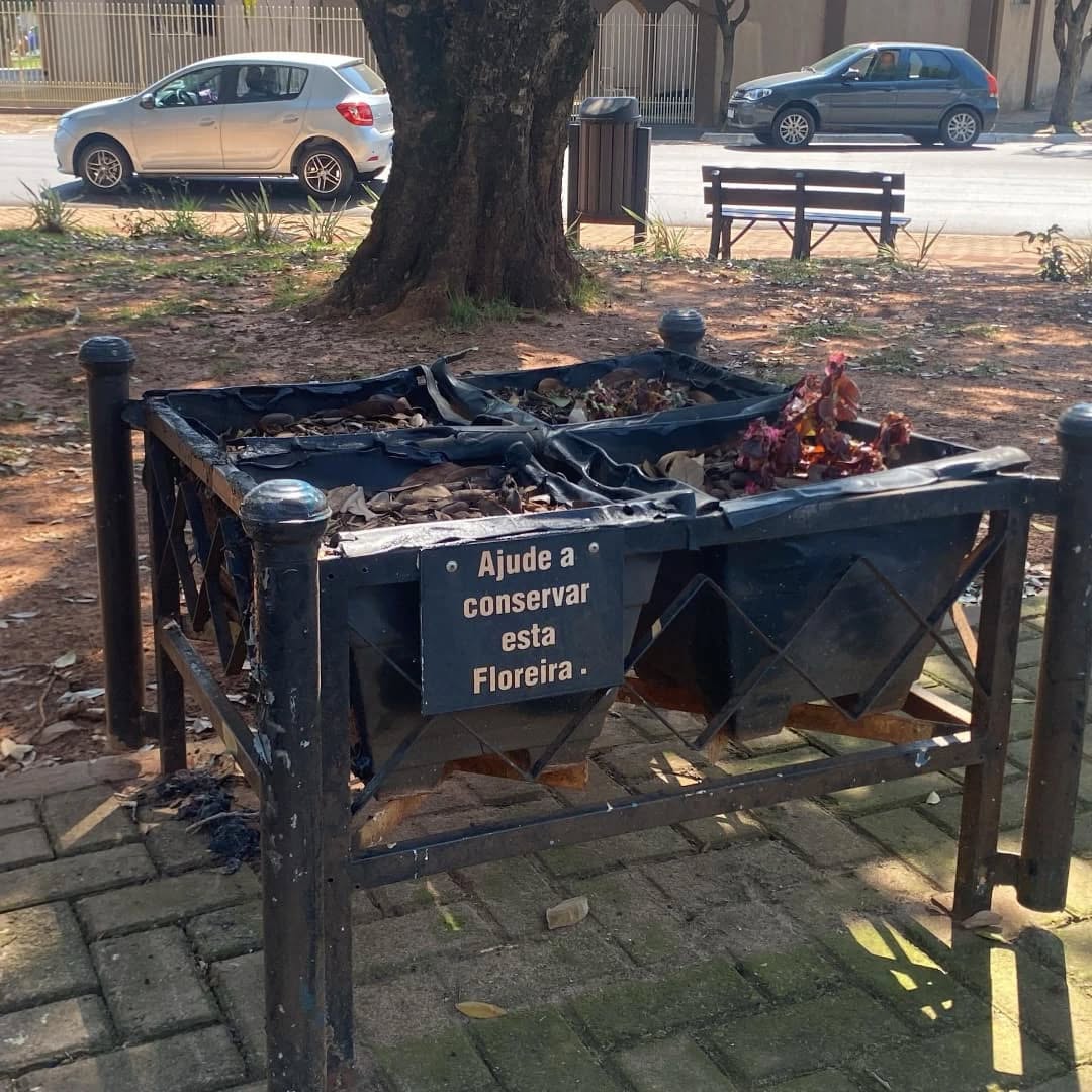 Jornal Ilustrado - Vândalos incendeiam praça em Cruzeiro do Oeste 