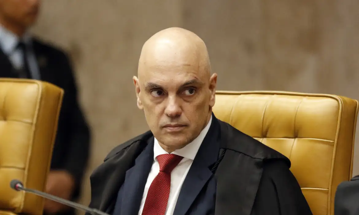 Jornal Ilustrado - Bolsonaro tem até amanhã para explicar a Moraes pedido de asilo