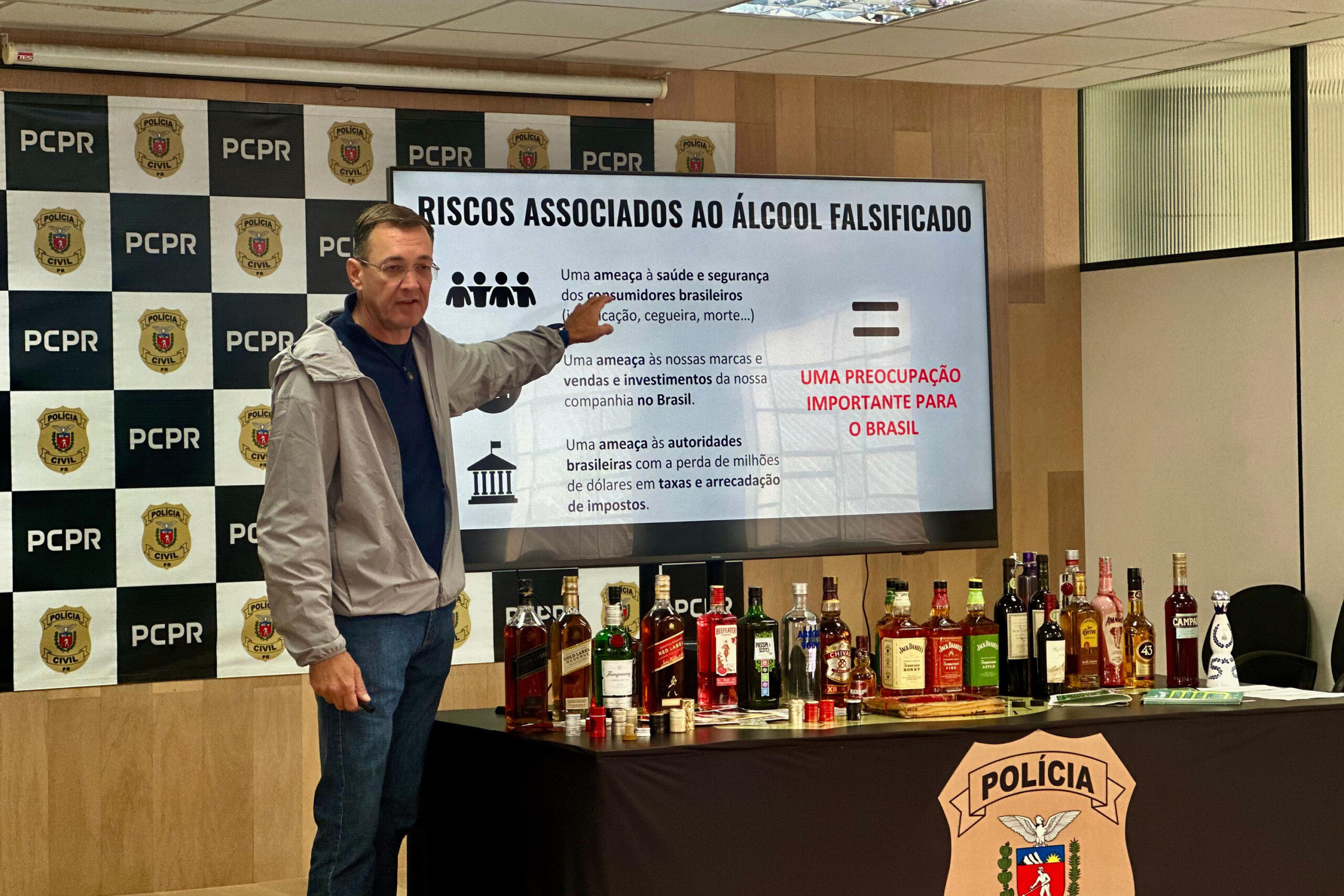 Jornal Ilustrado - Polícia Civil recebe treinamento para identificar bebidas alcoólicas falsificadas