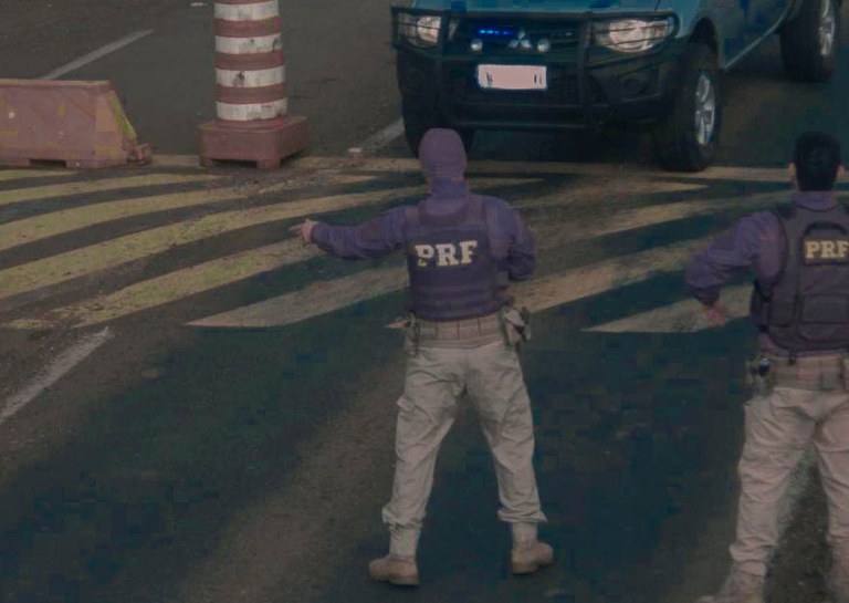 Jornal Ilustrado - Viatura falsa da Receita Federal é flagrada com mais de 150 quilos de cocaína no Paraná
