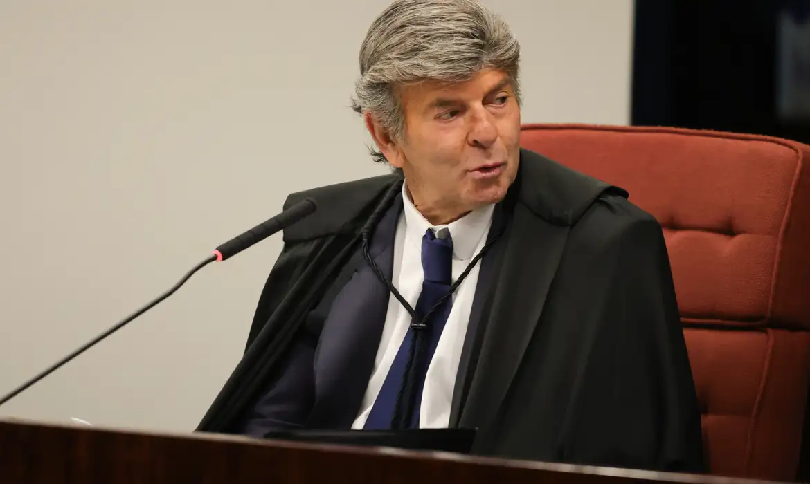 Fux fica imóvel e calado em sessão permeada por piadas e recados sobre seu voto