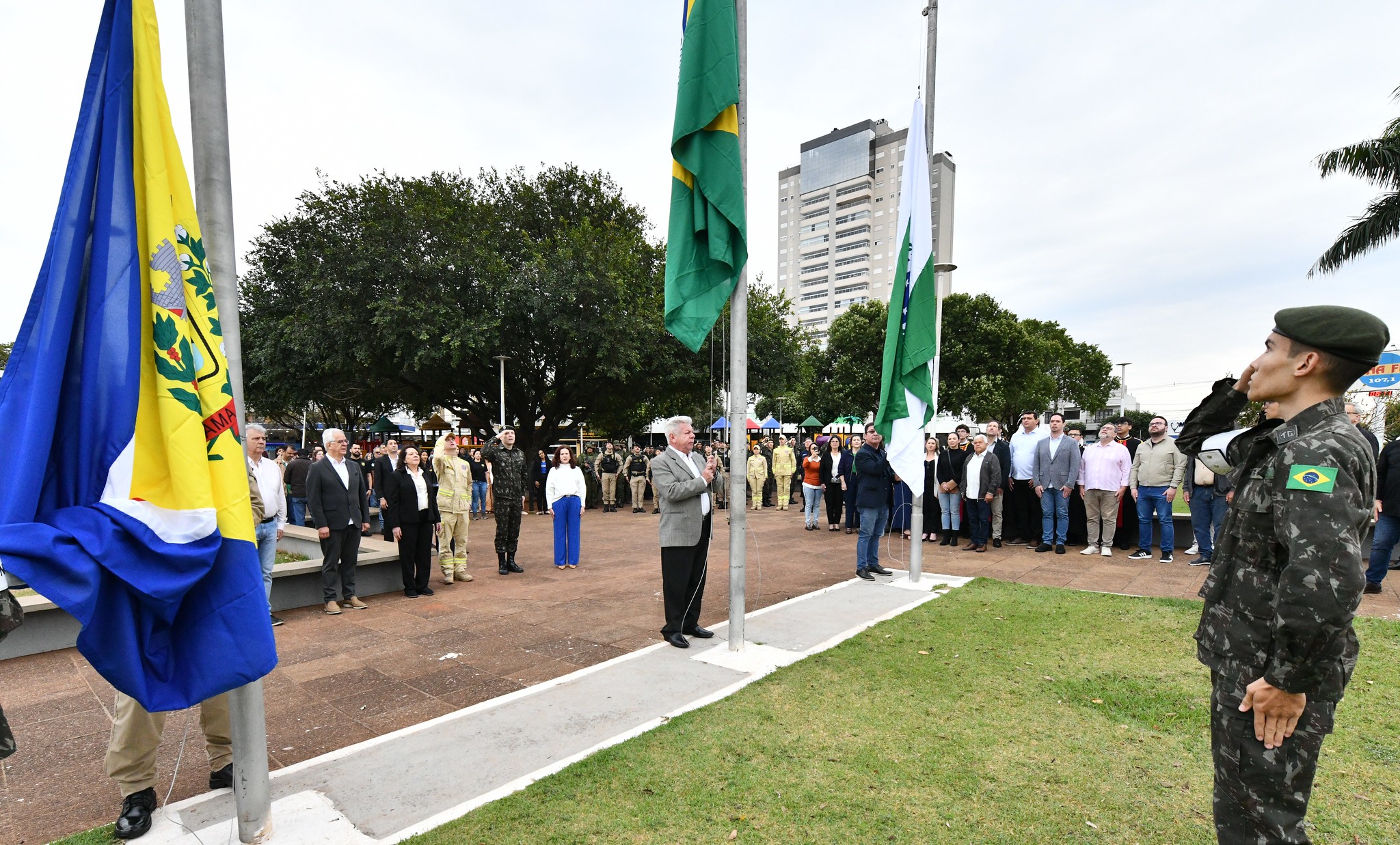 Jornal Ilustrado - Solenidade cívica reuniu autoridades na Praça Miguel Rossafa