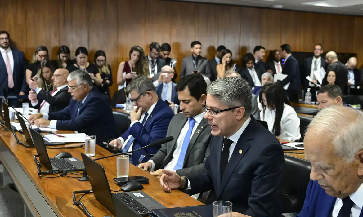 Jornal Ilustrado - Após protestos, CCJ do Senado rejeita PEC da Blindagem por unanimidade