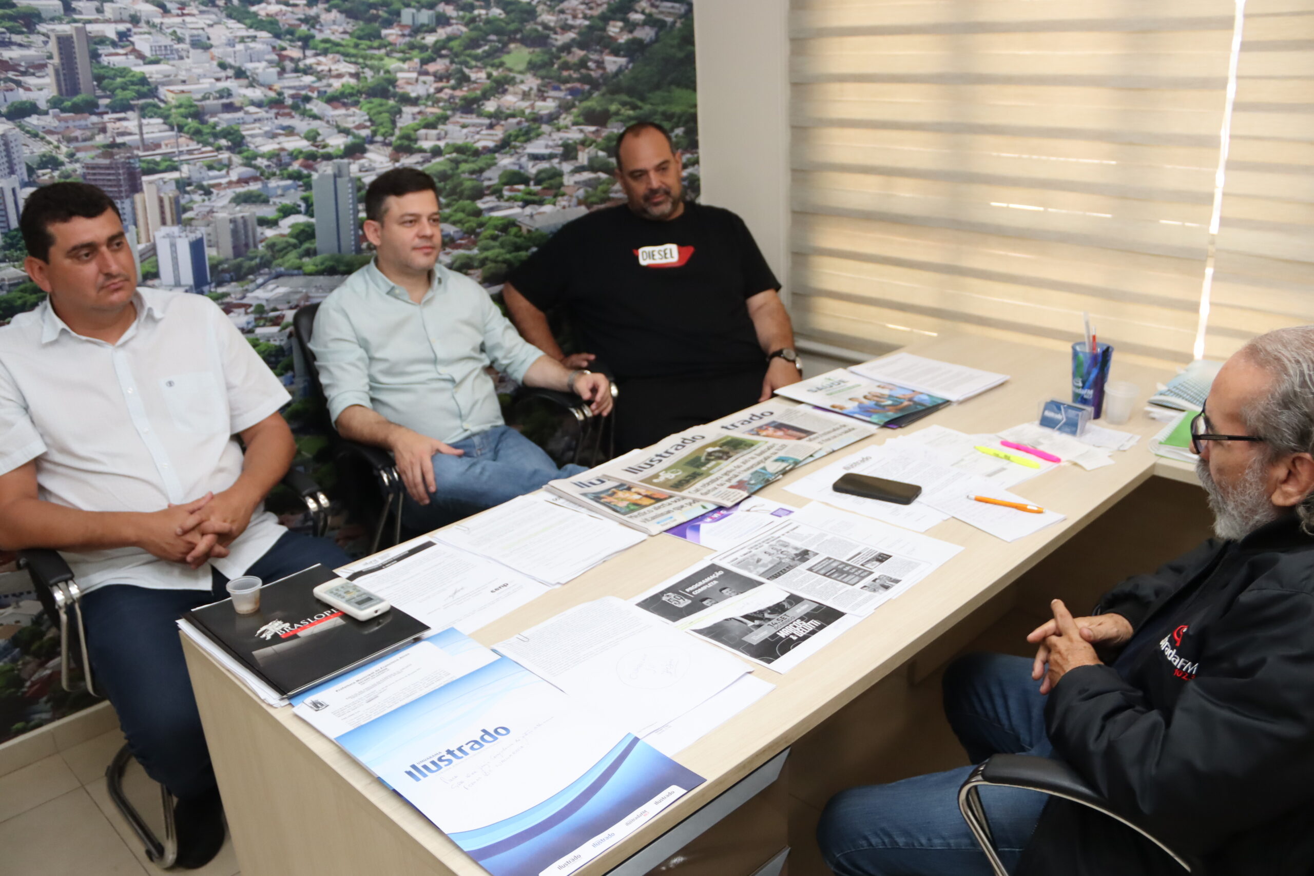 Jornal Ilustrado - Deputado Tião Medeiros apresenta balanço de recursos em visita ao Jornal Ilustrado 