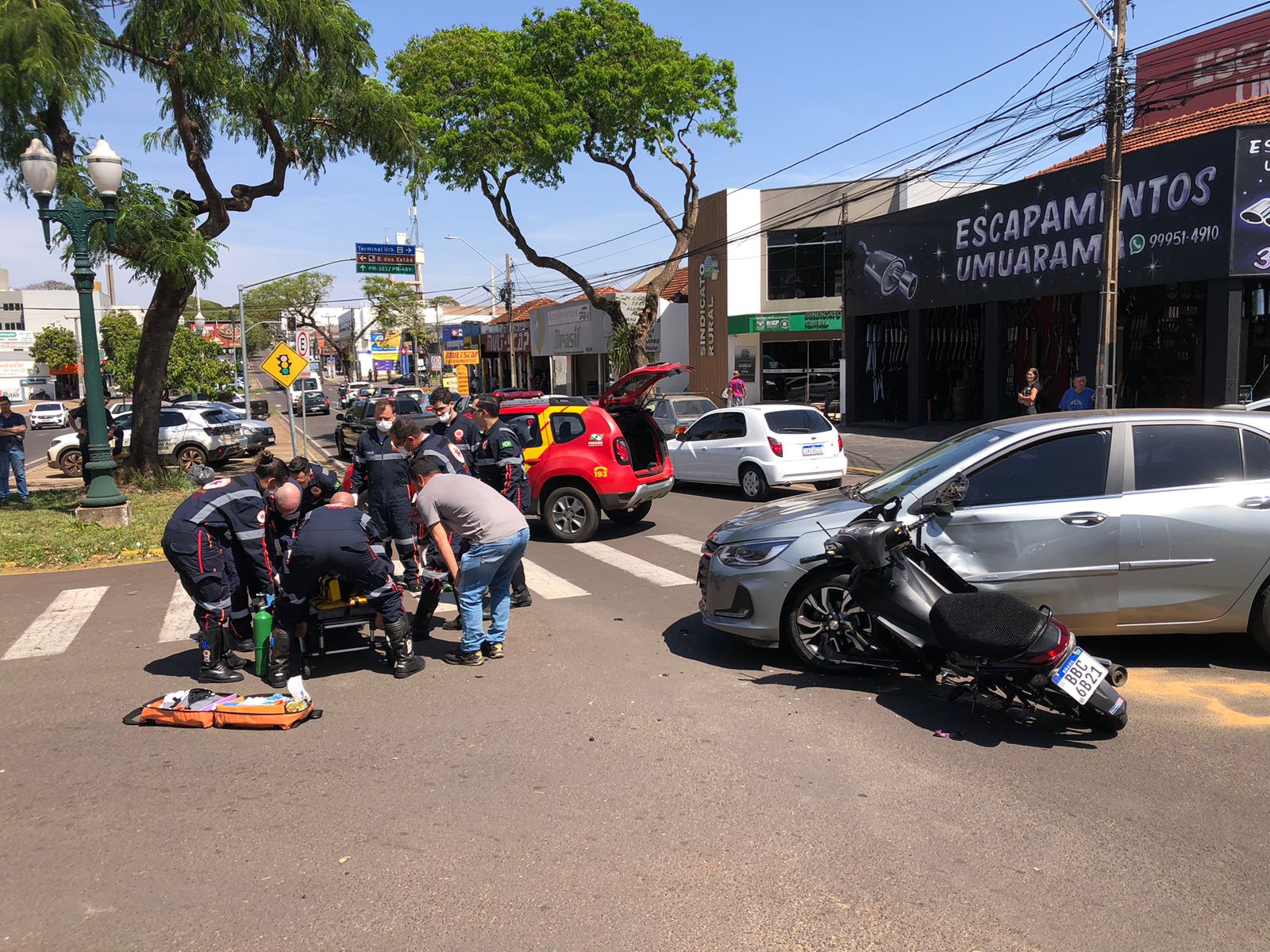 Jornal Ilustrado - Mulher é socorrida com suspeita de fratura no fêmur após acidente no centro de Umuarama