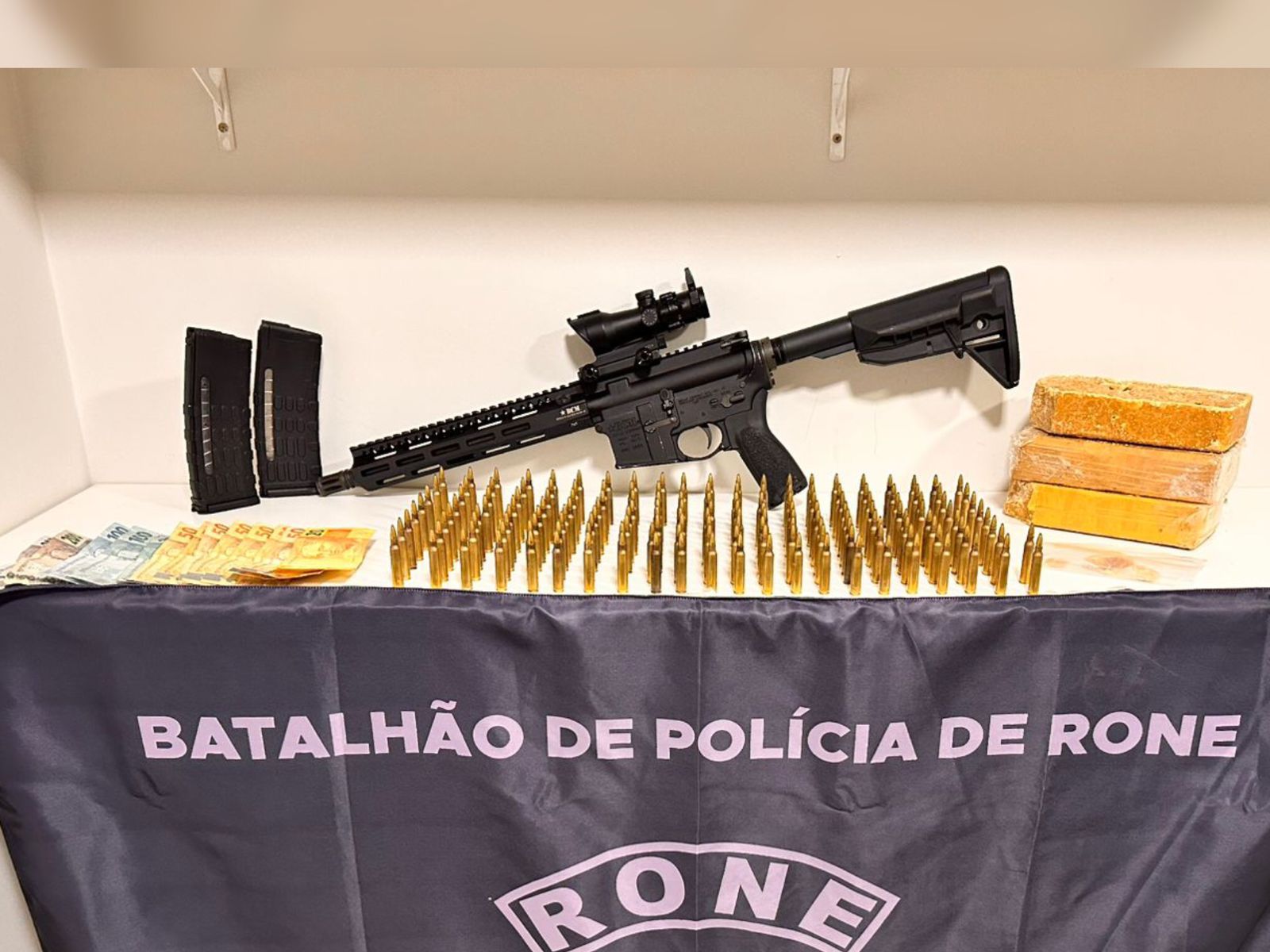 RONE apreende fuzil, munições e drogas em operação em Umuarama 