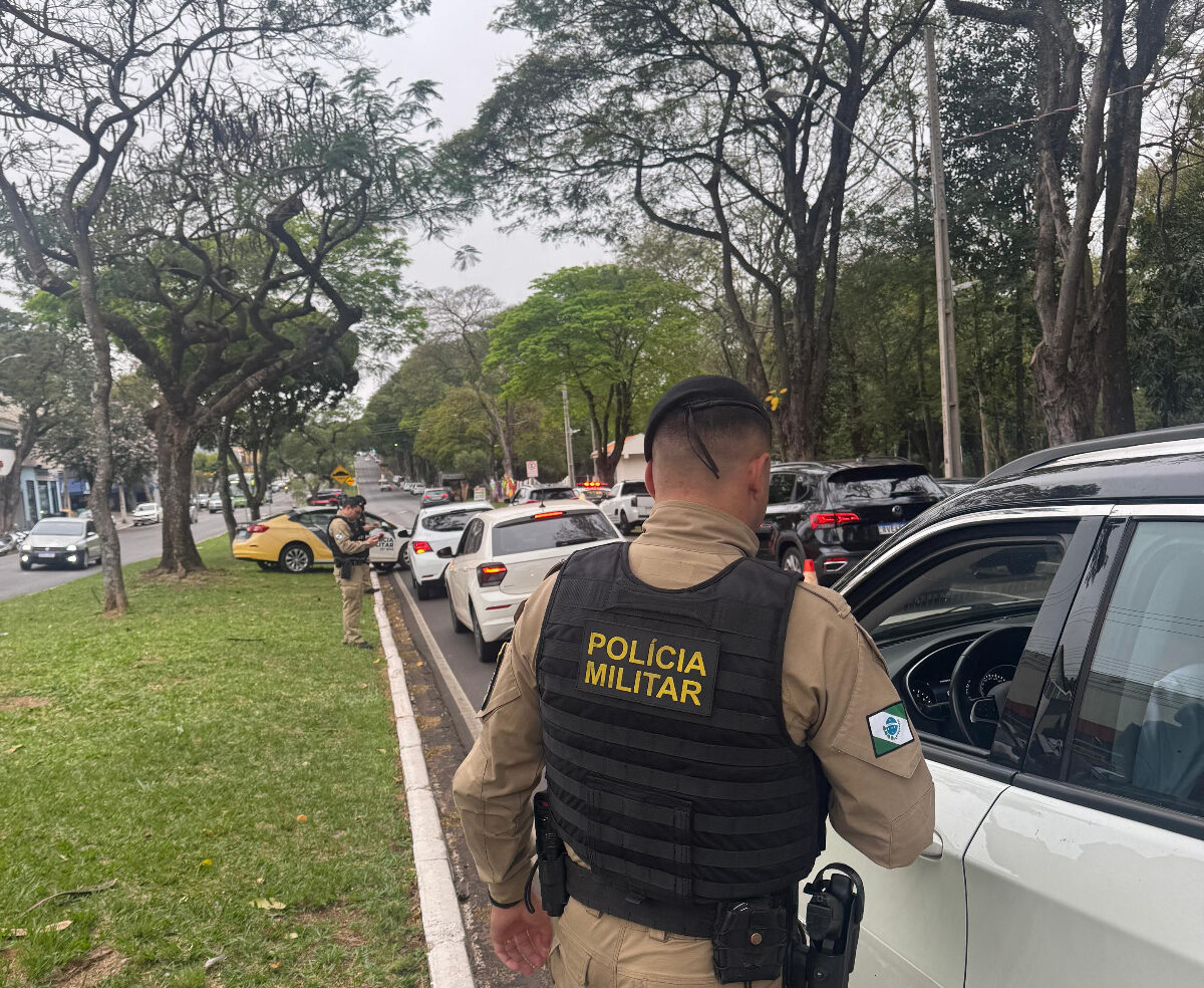 Polícia realiza blitz educativa de trânsito em Umuarama