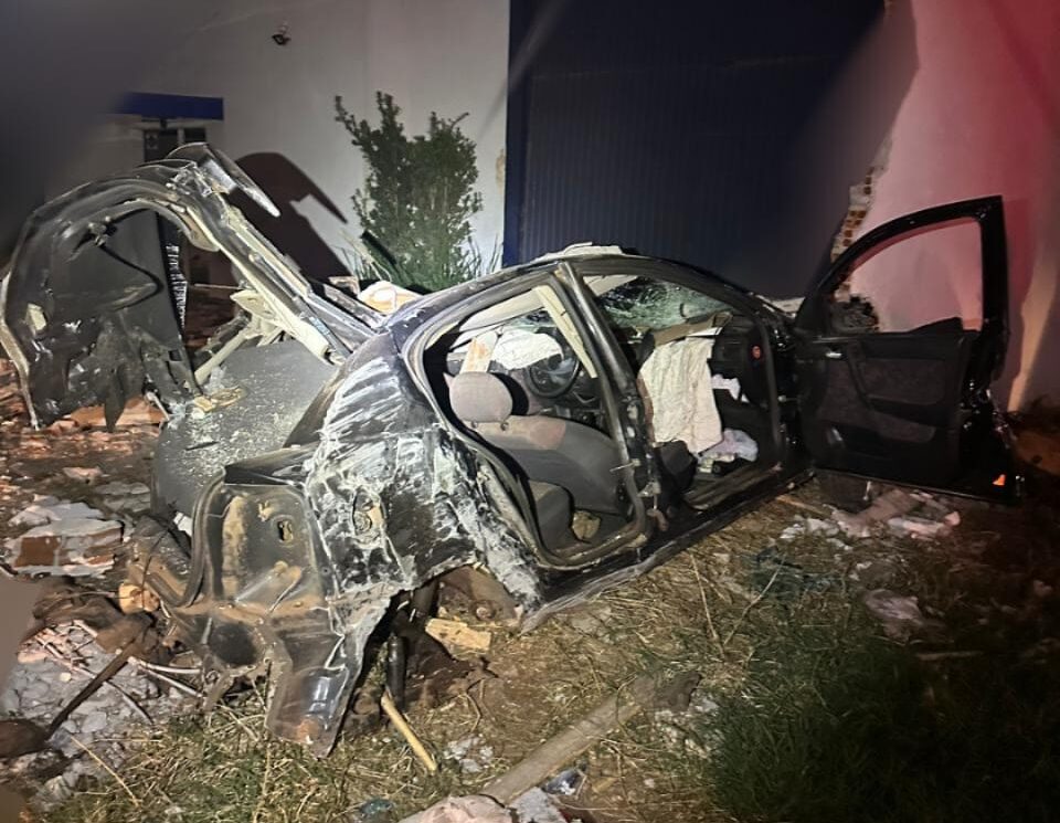 Vídeos mostram momento exato de batida que destruiu muro de empresa em Umuarama