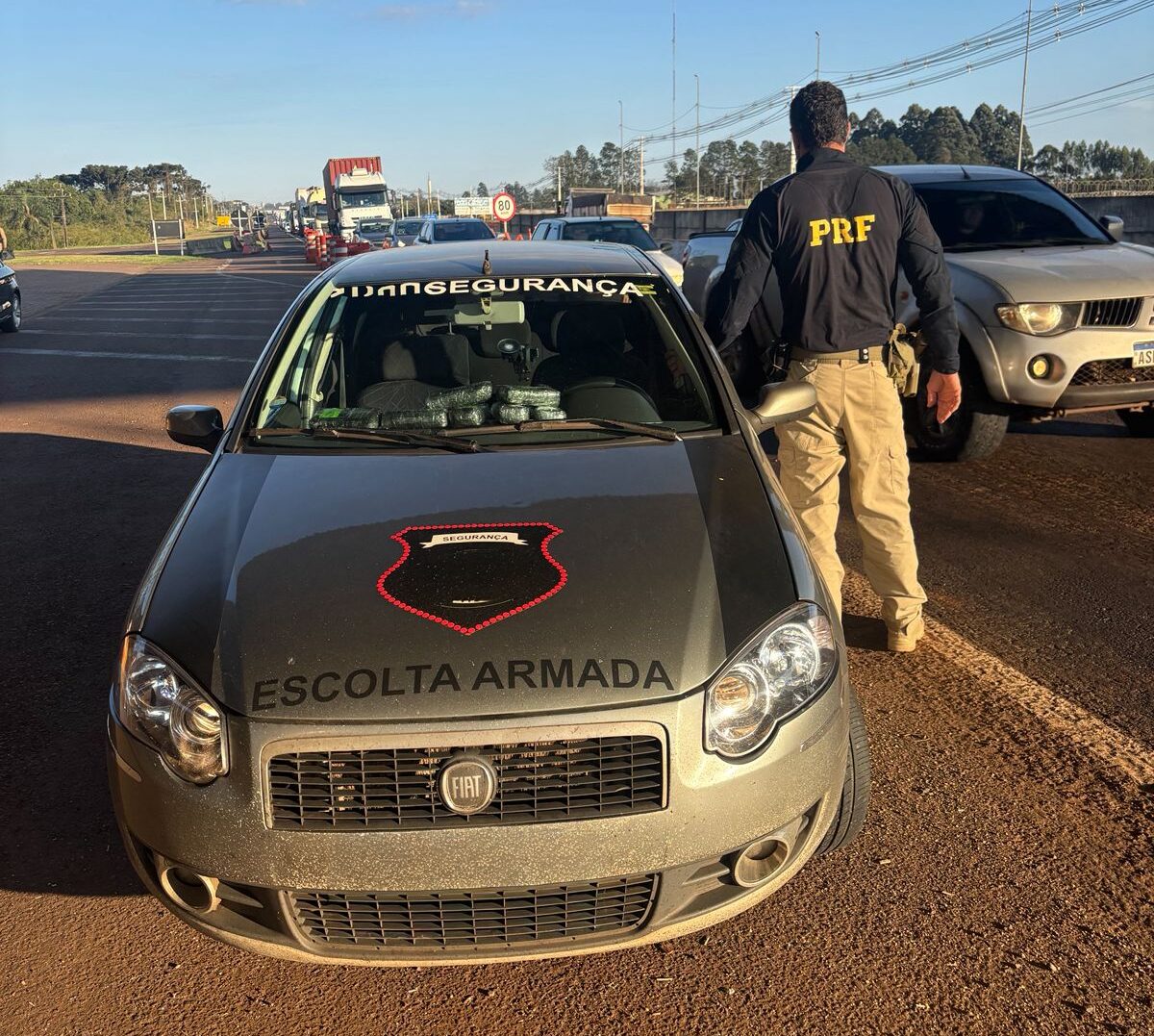 Veículos de escolta armada são flagrados com contrabando em compartimentos ocultos