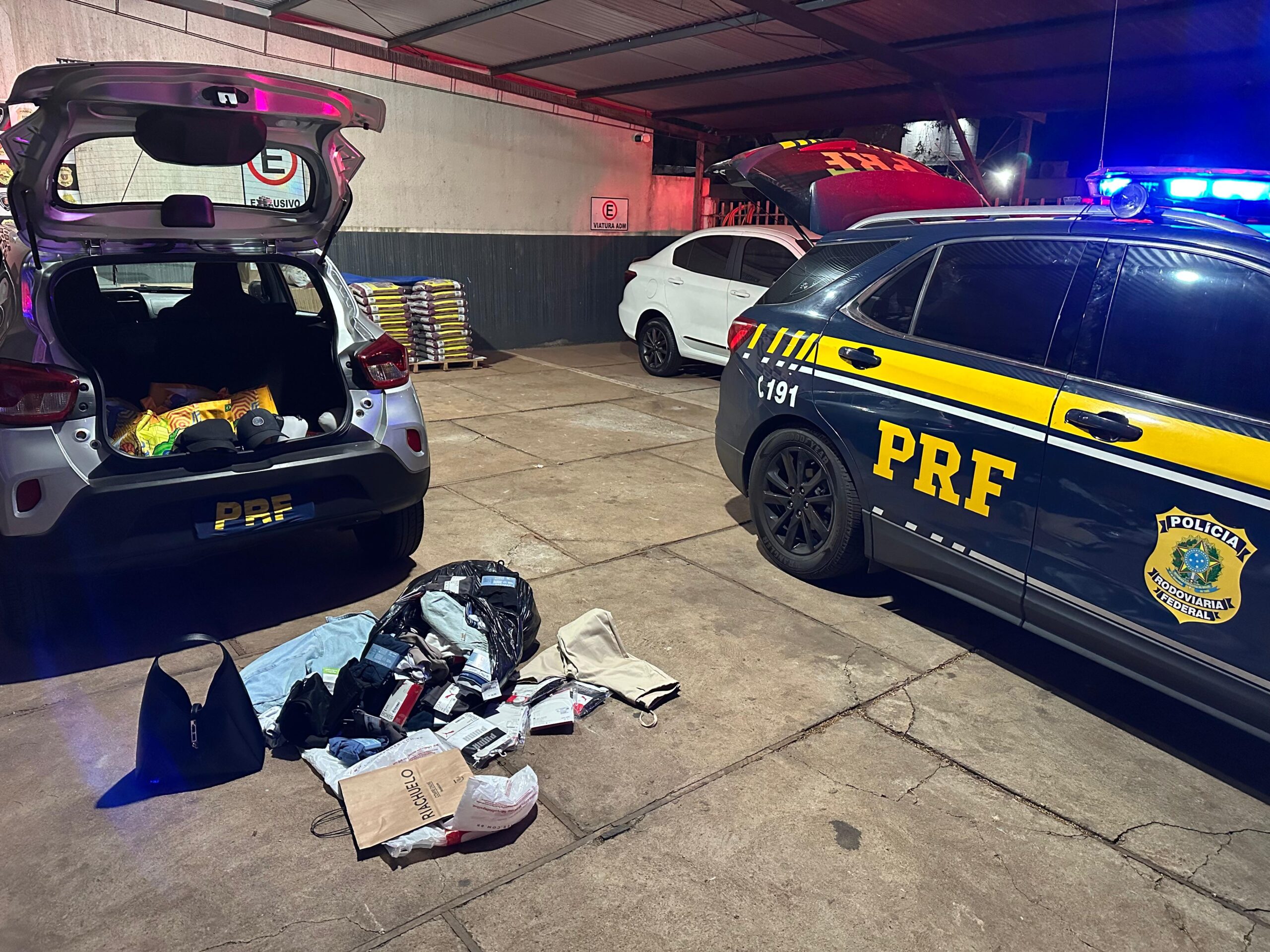 PRF prende dois chilenos e apreende adolescente após furto em shopping 