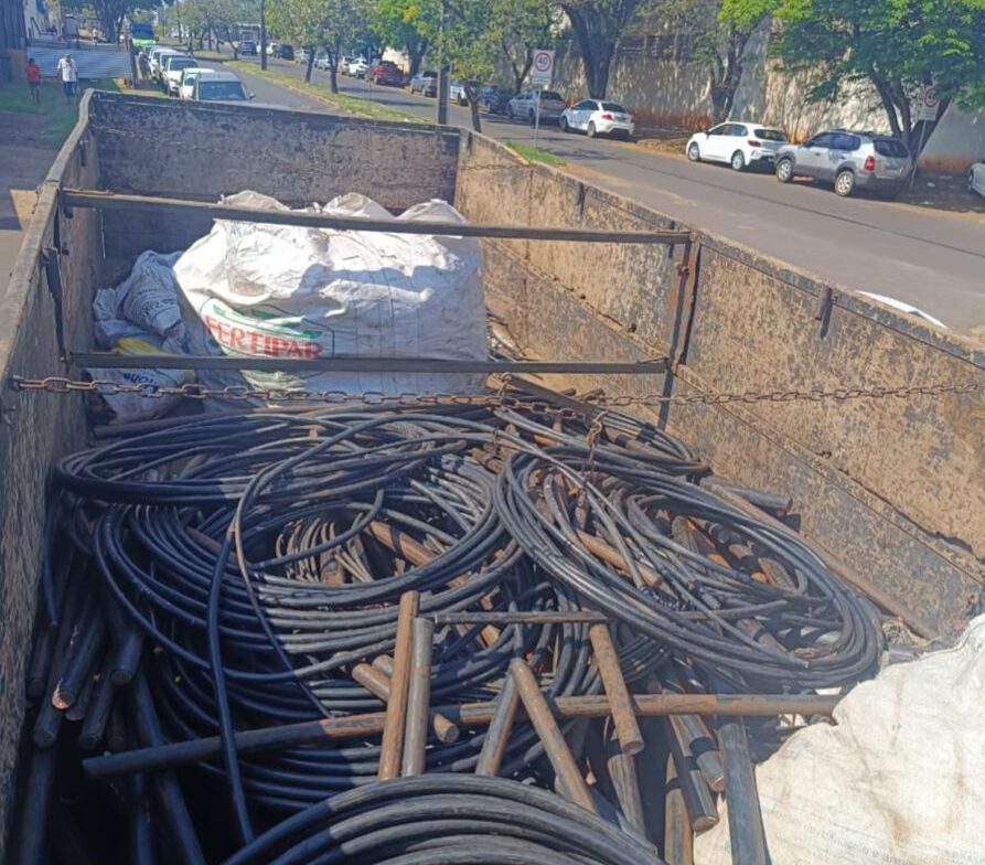 PM apreende duas toneladas de fios de cobre em Umuarama; quatro pessoas foram presas