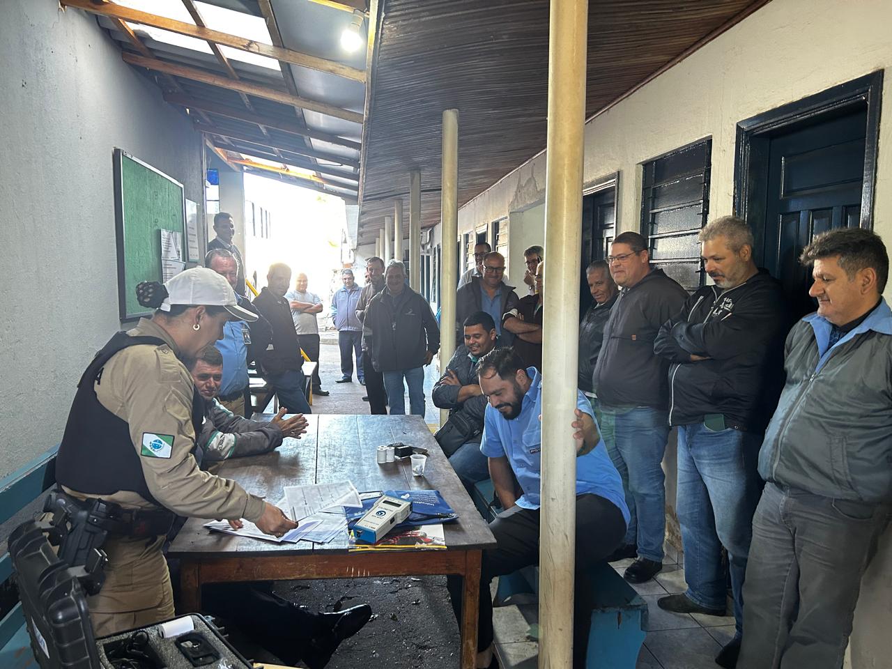 PM promove encontro com motoristas de ônibus em Umuarama para reforçar segurança no trânsito