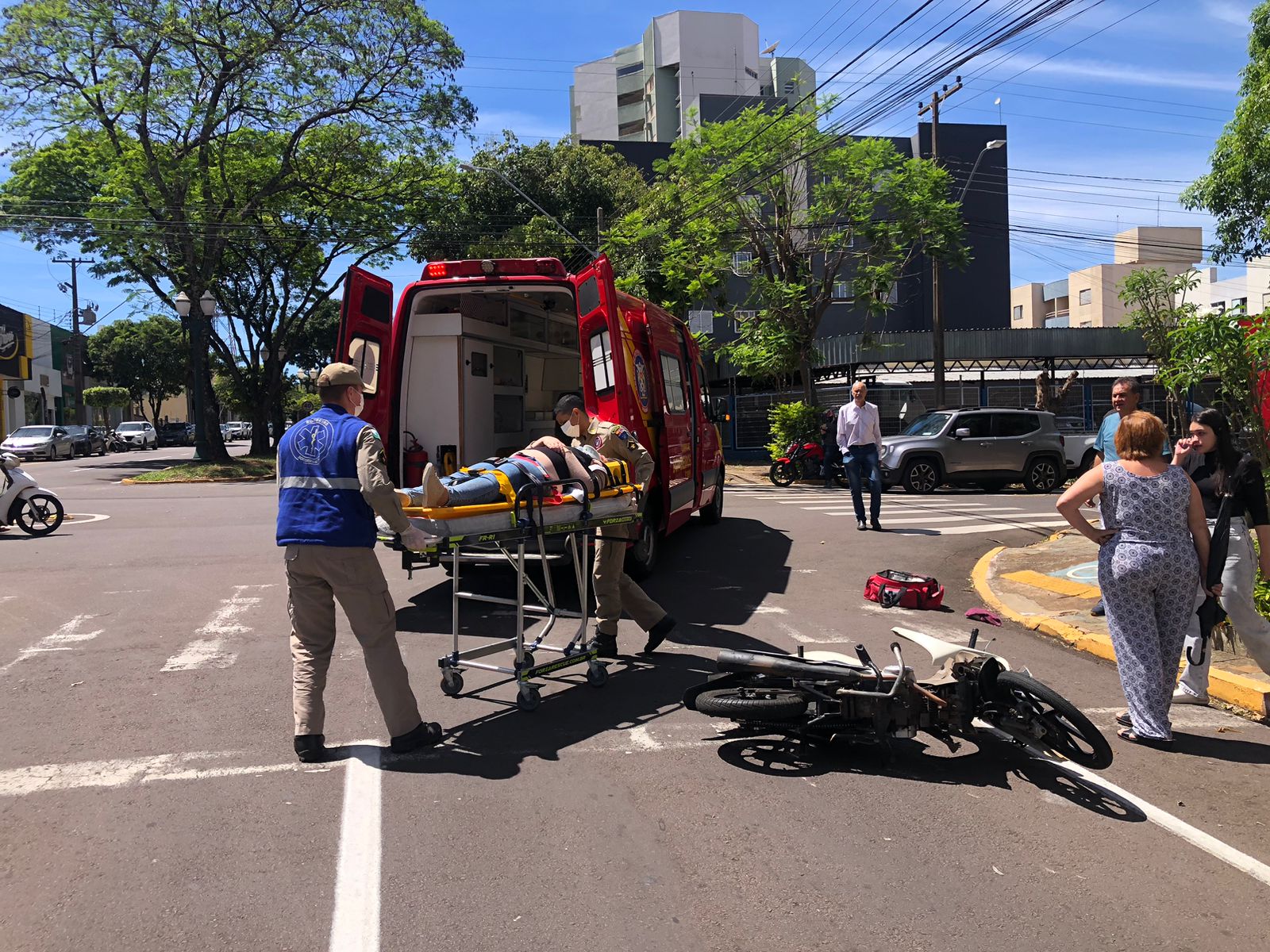 Jornal Ilustrado - Colisão entre carro e moto deixa motociclista ferida no centro de Umuarama