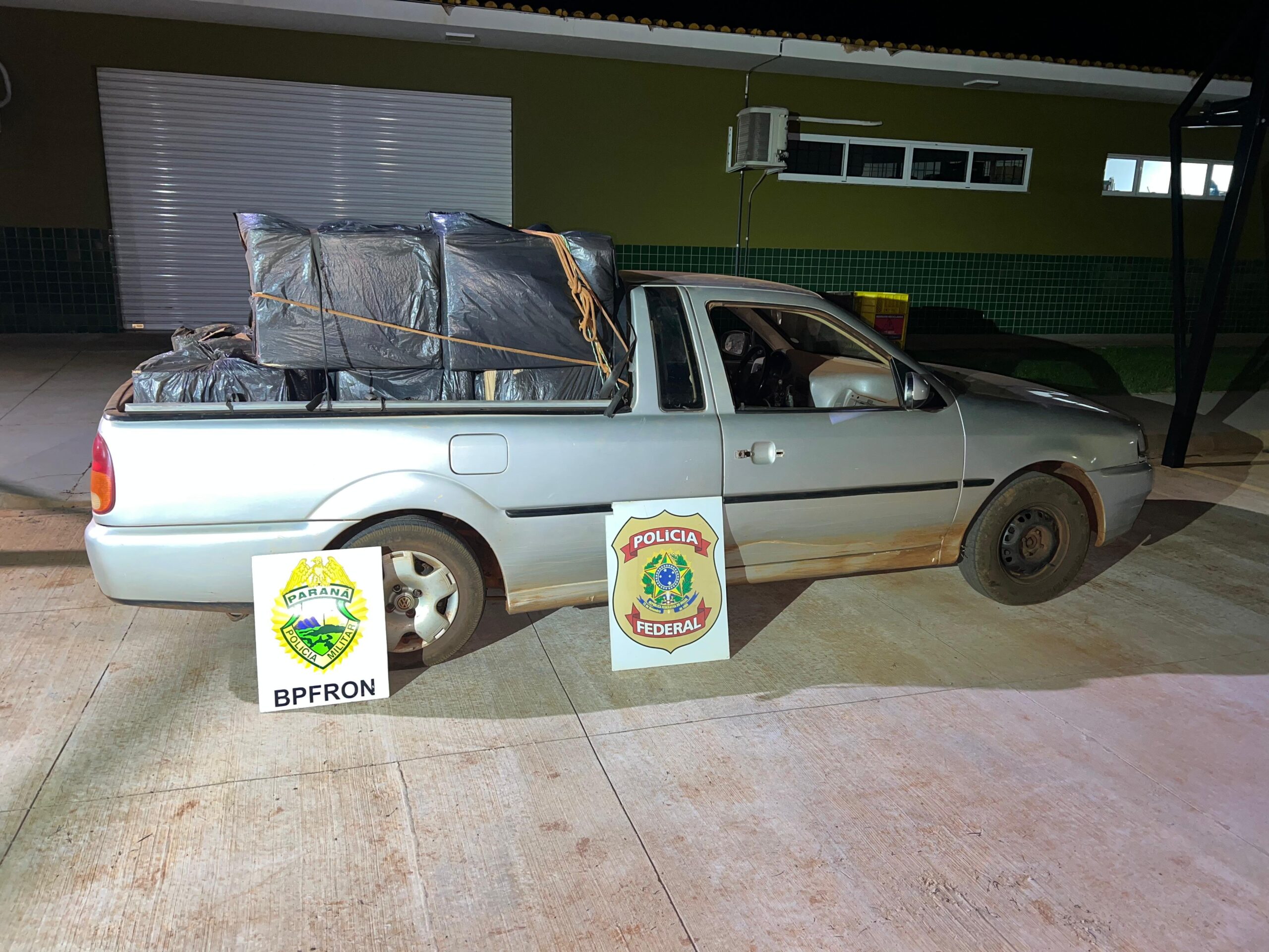 Veículo com 1.250 pacotes de cigarros contrabandeados é apreendido em Guaíra