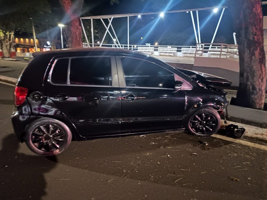 Motorista de carro foge a pé após provocar dois acidentes no centro de Umuarama 