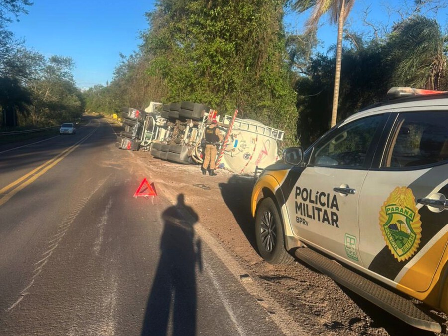 Caminhão carregado com amido de milho tomba na PR-323 em Tapejara; motorista fica ferida