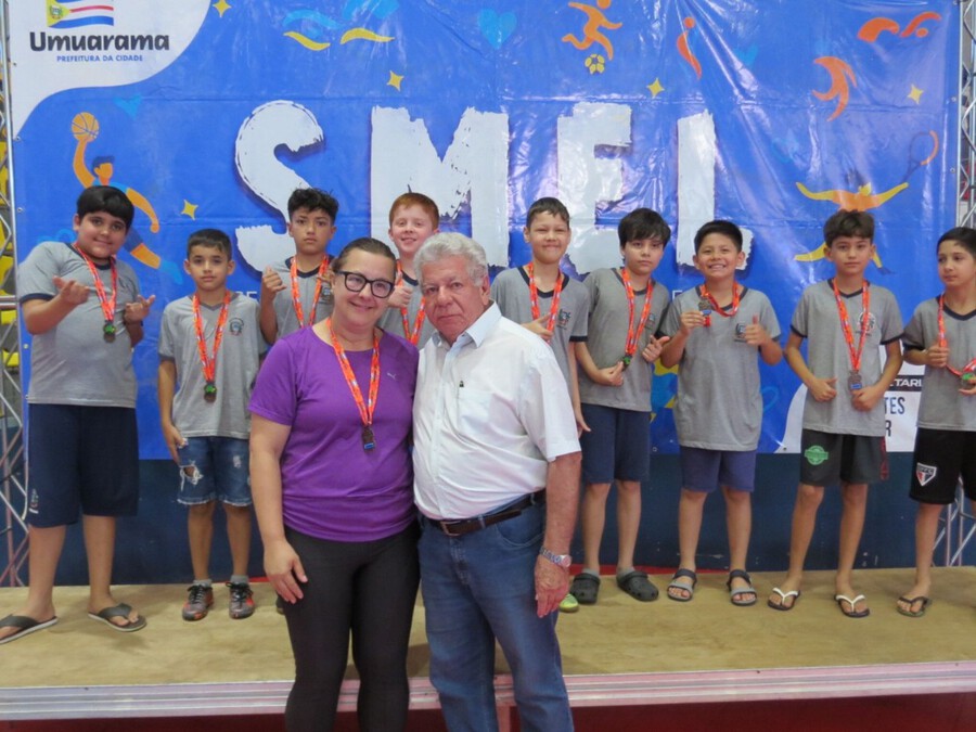 Alunos das escolas municipais de Umuarama recebem medalhas nos Jogos Infantis