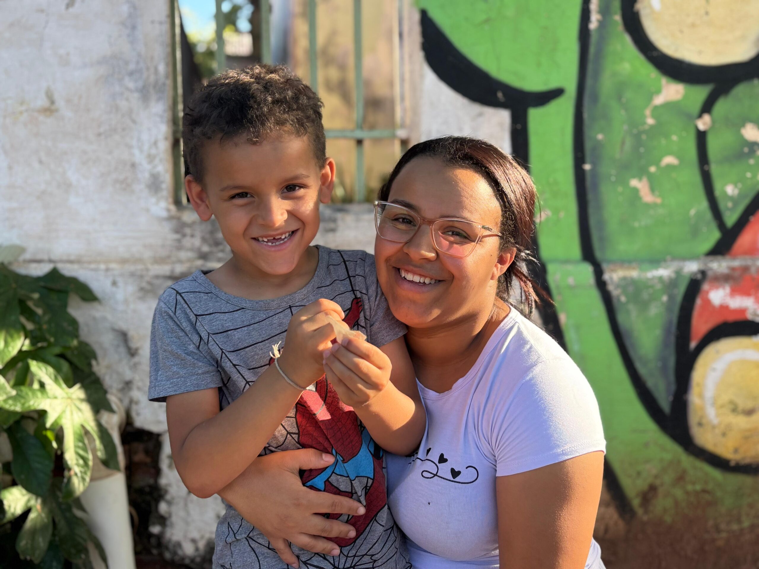 Mãe pede ajuda em rifa solidária para filho com surdez: “Só quero que ele tenha qualidade de vida”