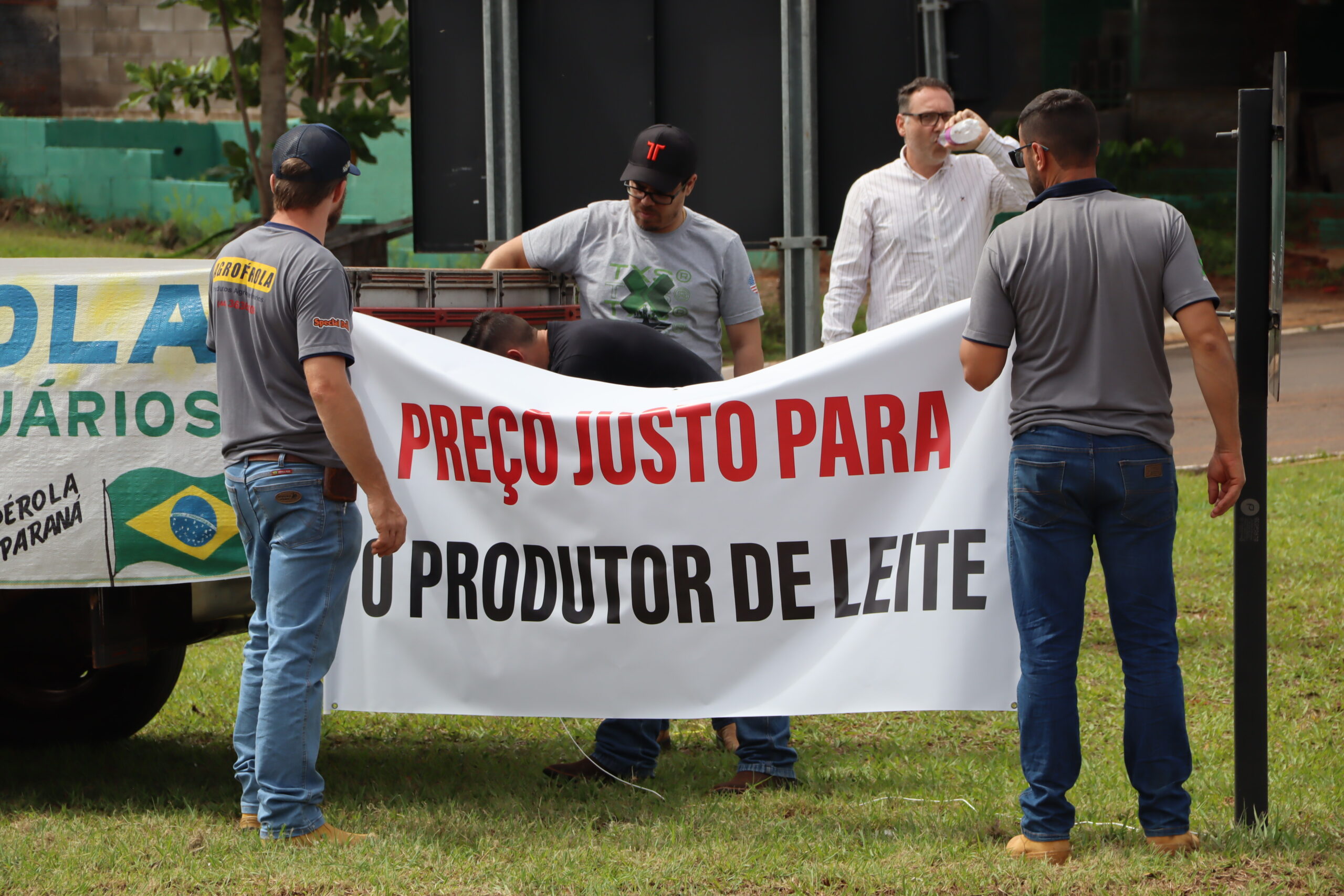 Jornal Ilustrado - “Estamos trabalhando sem ganhar nada”, desabafa produtor de leite durante protesto na PR-323