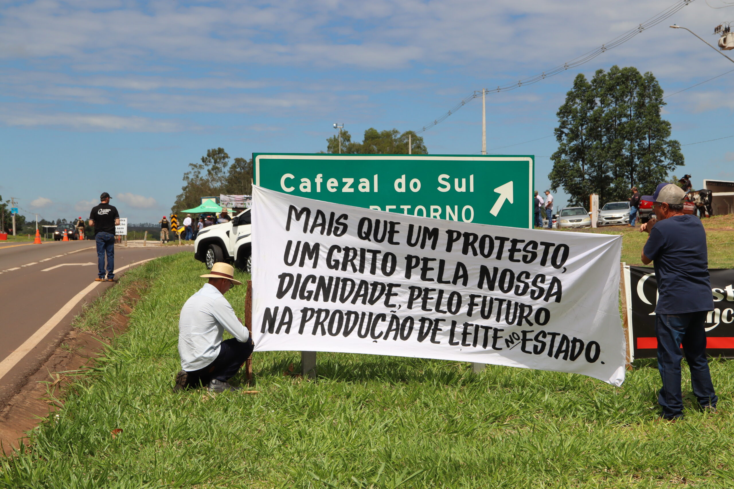 Jornal Ilustrado - “Estamos trabalhando sem ganhar nada”, desabafa produtor de leite durante protesto na PR-323