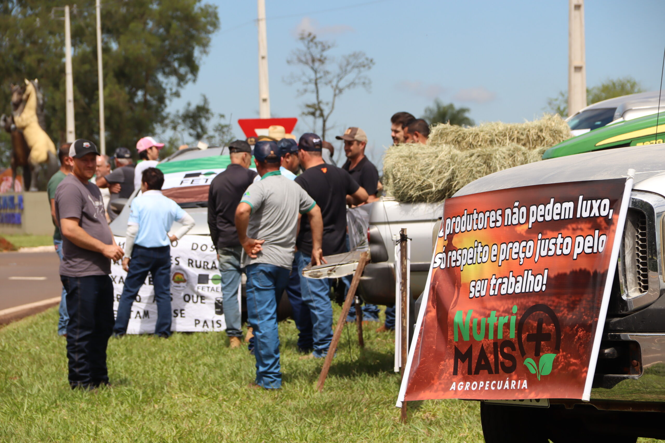 Jornal Ilustrado - “Estamos trabalhando sem ganhar nada”, desabafa produtor de leite durante protesto na PR-323