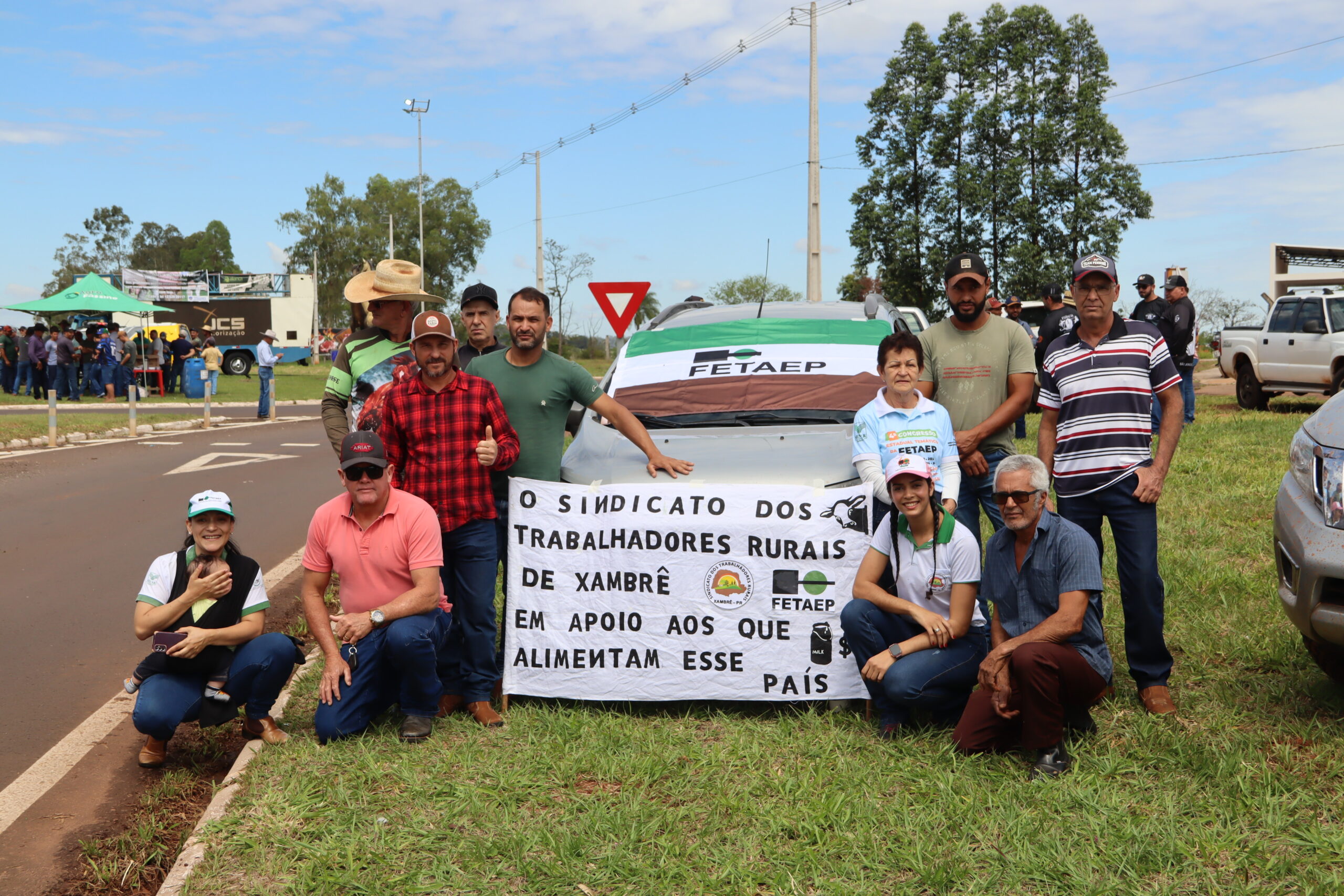 Jornal Ilustrado - “Estamos trabalhando sem ganhar nada”, desabafa produtor de leite durante protesto na PR-323