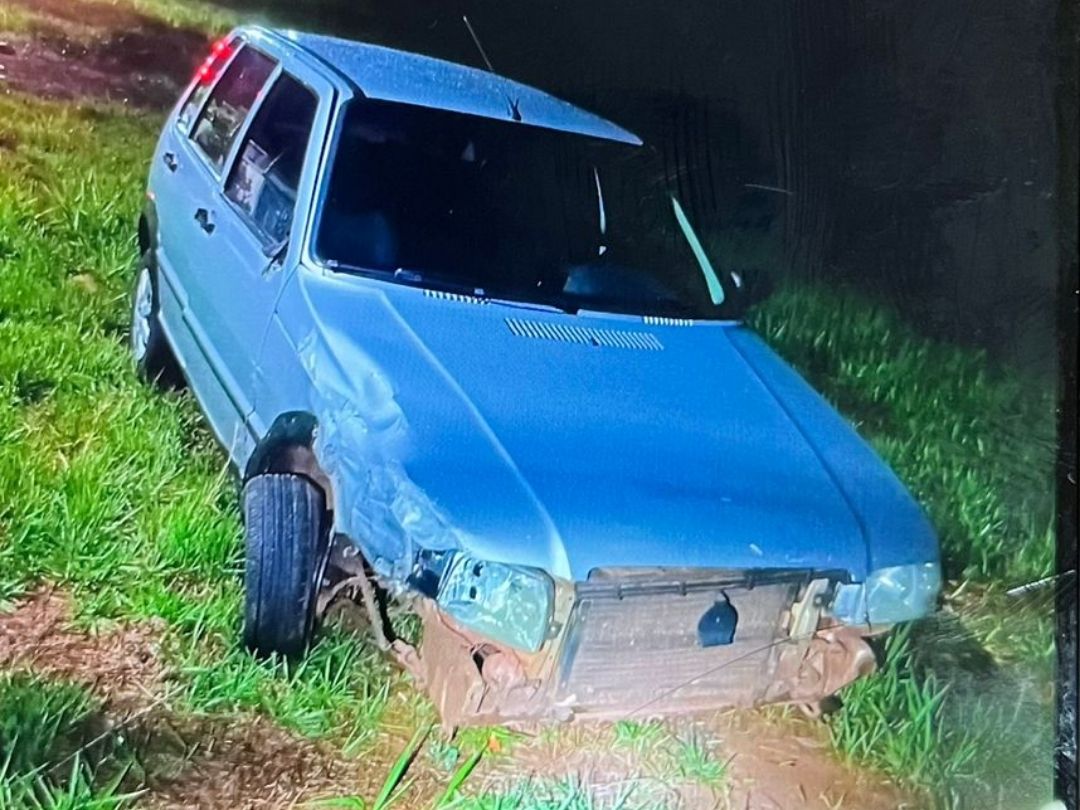 Motorista embriagado colide em dois carros estacionados em Umuarama