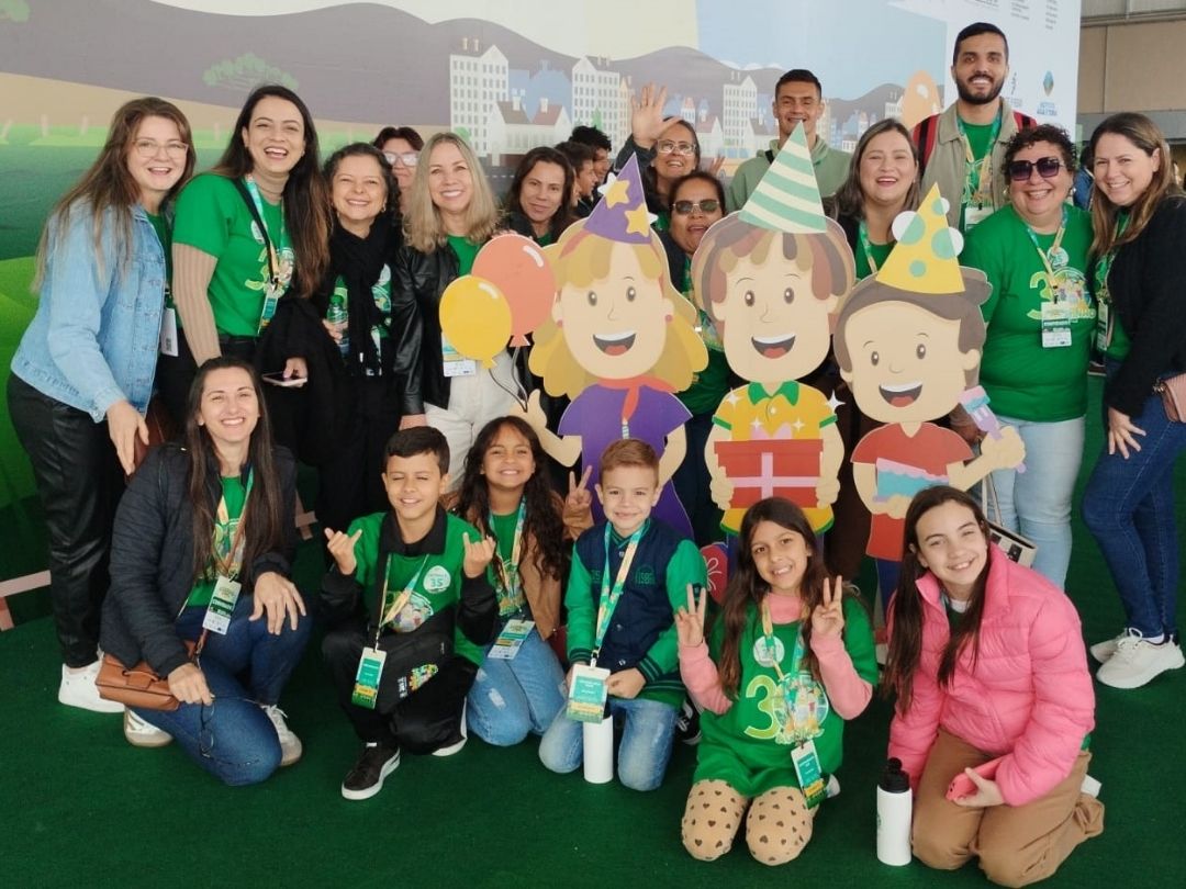 Estudantes da rede municipal de Umuarama recebem premiação em Curitiba