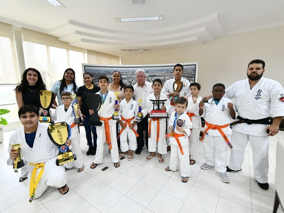 Jornal Ilustrado - Atletas da Associação Balboa de Karatê visitam a Prefeitura de Umuarama