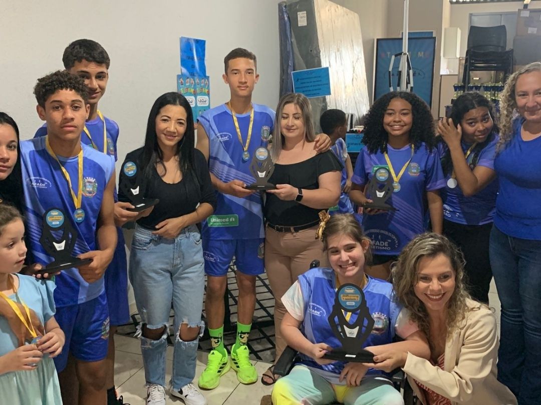 Afade inaugura sede do atletismo e entrega kits esportivos