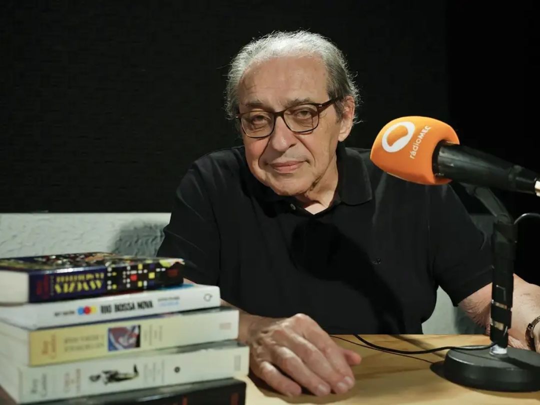 Jornal Ilustrado - Ruy Castro vence prêmio principal do Jabuti com textos sobre Tom Jobim