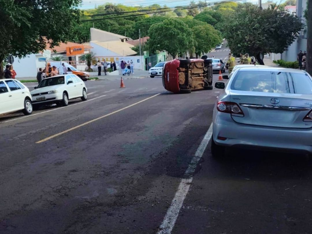 Carro tomba após colisão em cruzamento de Umuarama; motorista ficou ferida