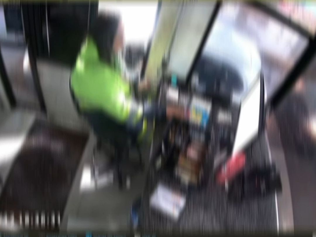 Vídeo: motorista exibe pênis para atendentes em praças de pedágios