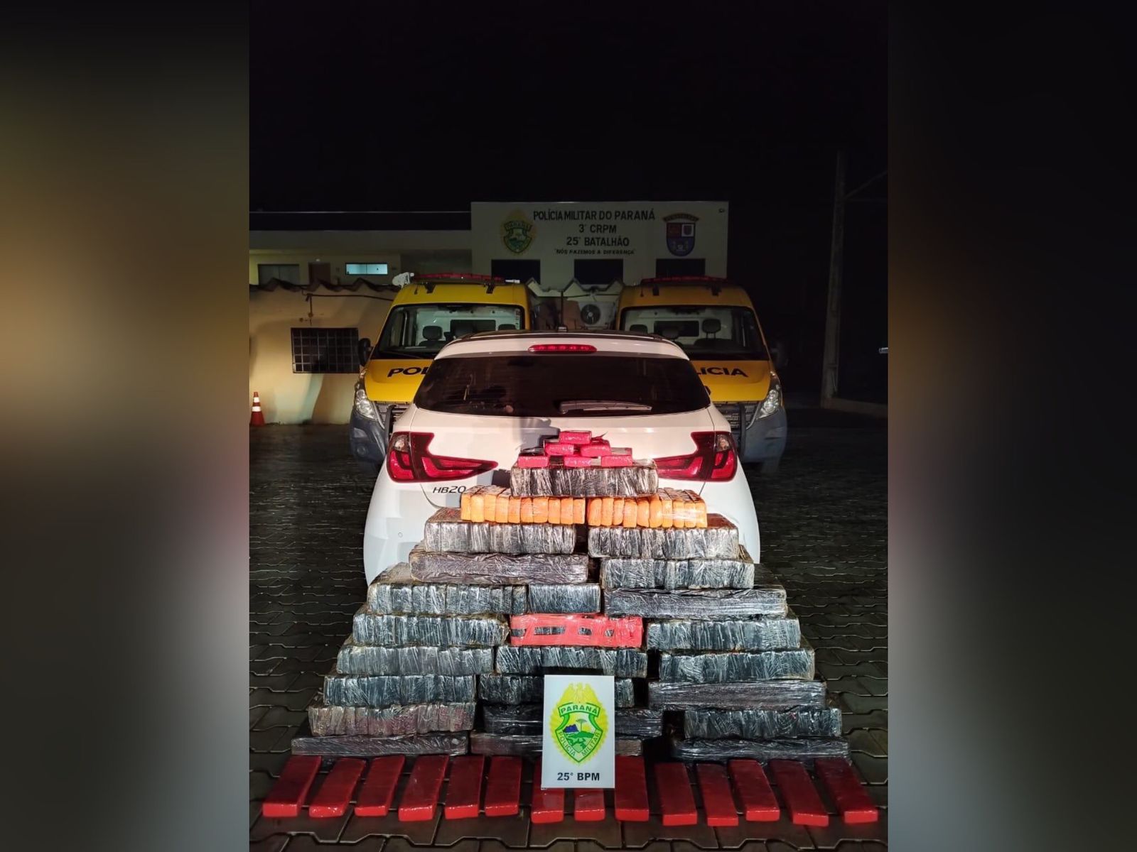 Polícia apreende 230 quilos de maconha em veículo na PR-323, em Umuarama
